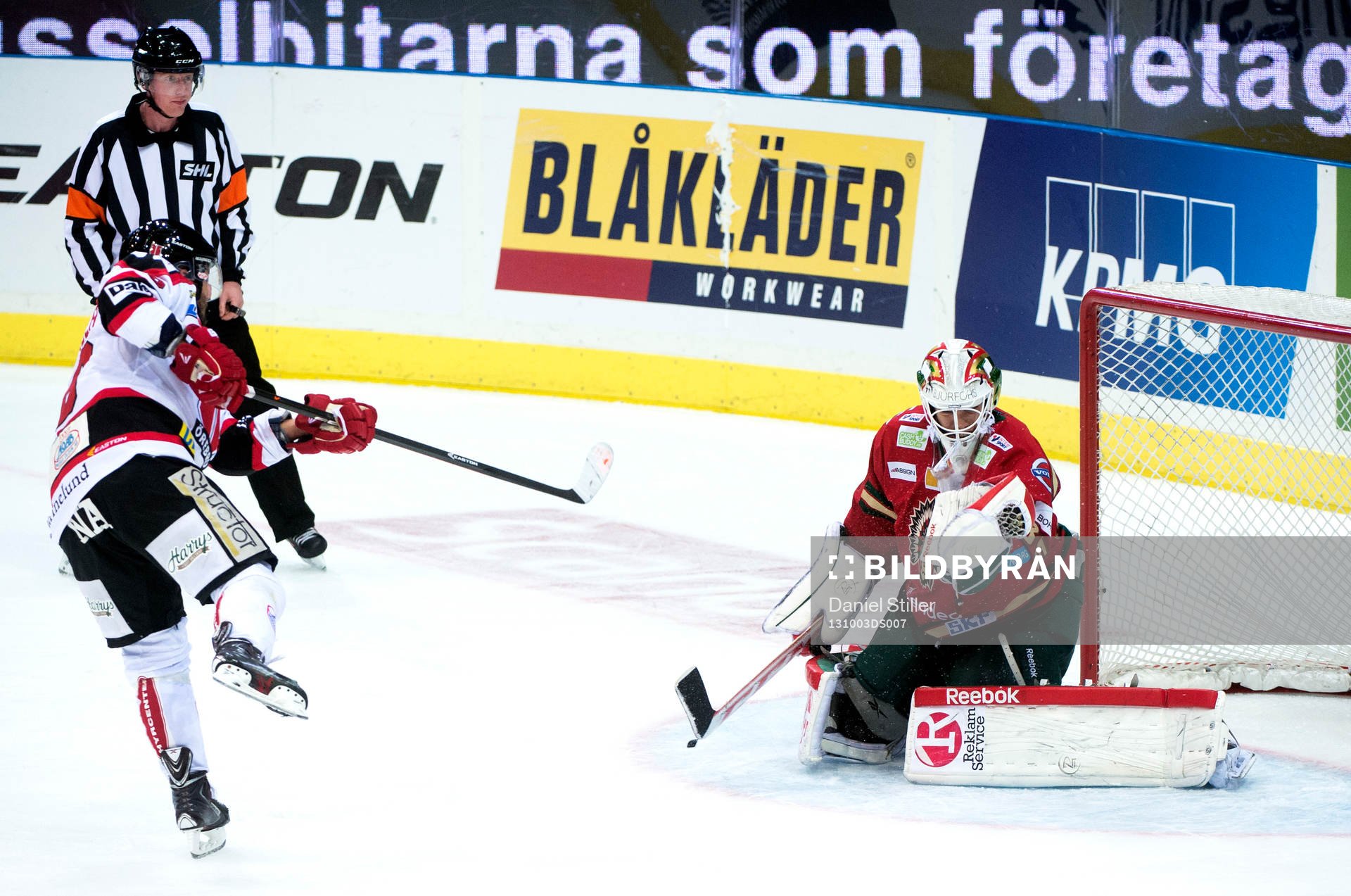 Frölundas målvakt Linus Fernström räddar en straff