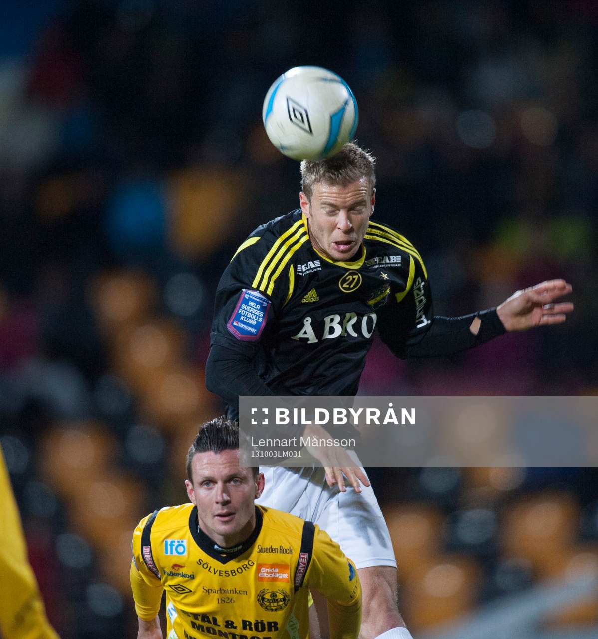 Per Karlsson, AIK, vinner nickduell med Mjällbys Kristian