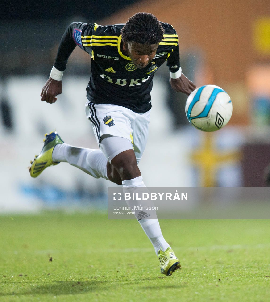 Kennedy Igboananike, AIK, stormar fram och gör 0-3 i
