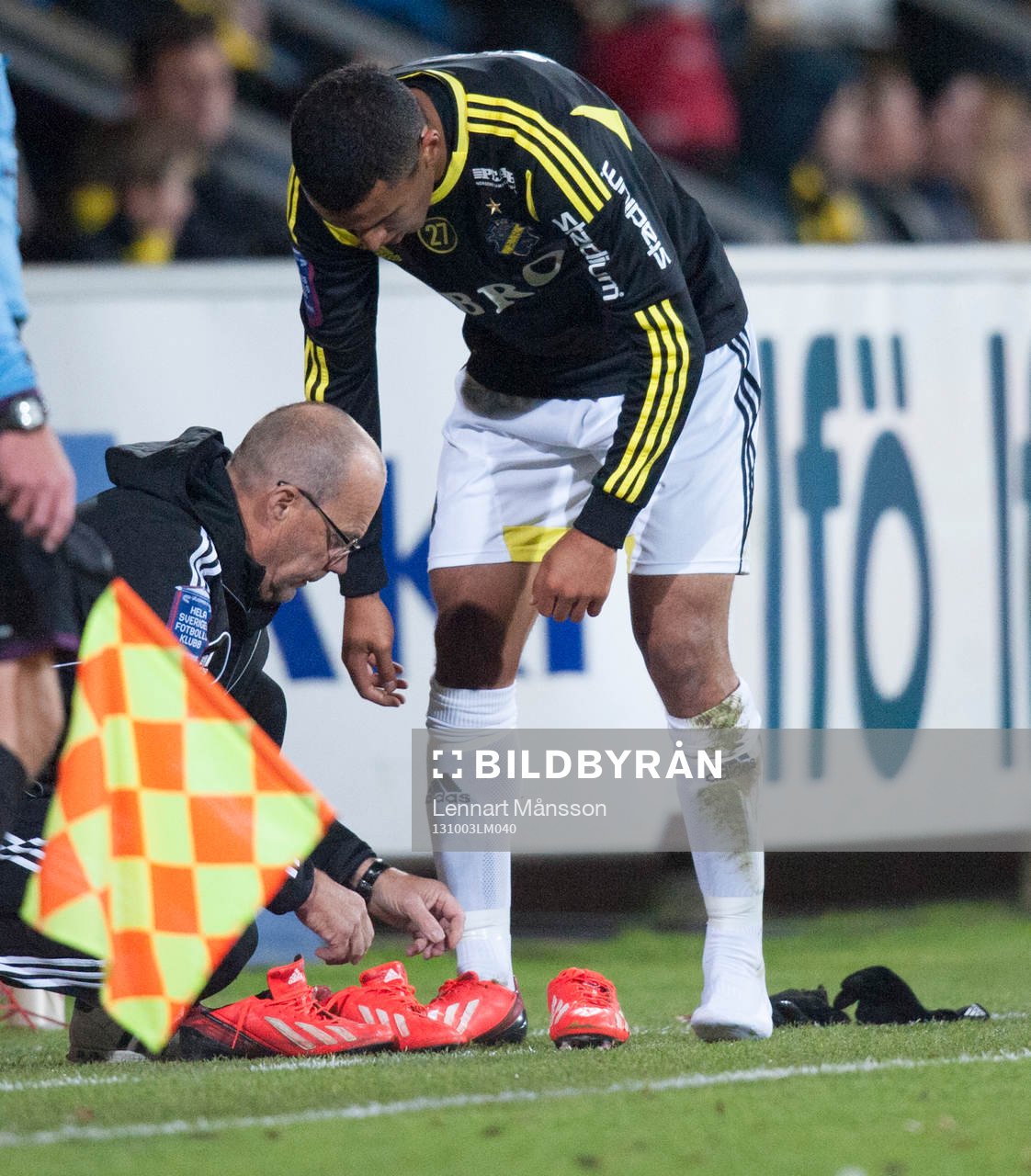 Nästan alla spelarna i AIK bytte skor i första halvlek,