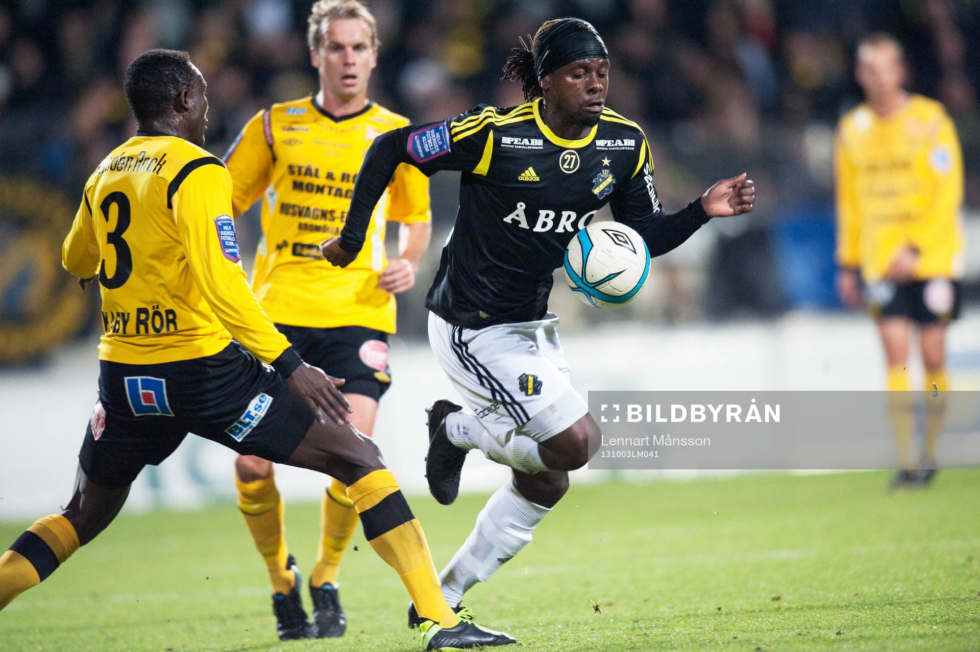 Mjällbys Gbenga Arokoyo försöker stoppa Martin Mutumba,