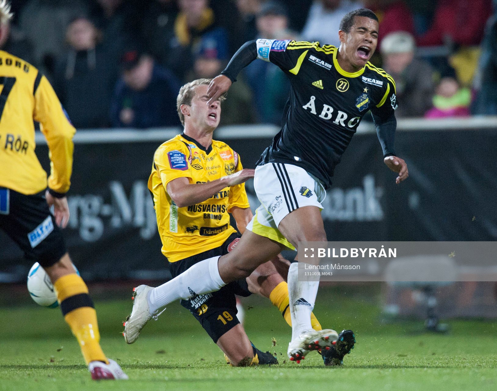 Mjällbys Craig Henderson gör ner Robin Quaison