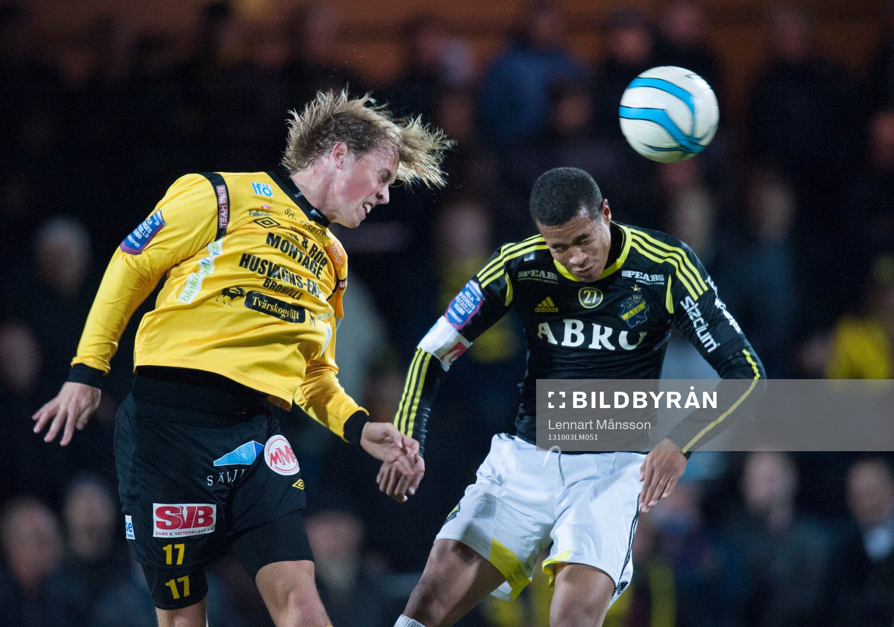 Mjällbys Robin Strömberg nickduellarar med Robin Quaison,