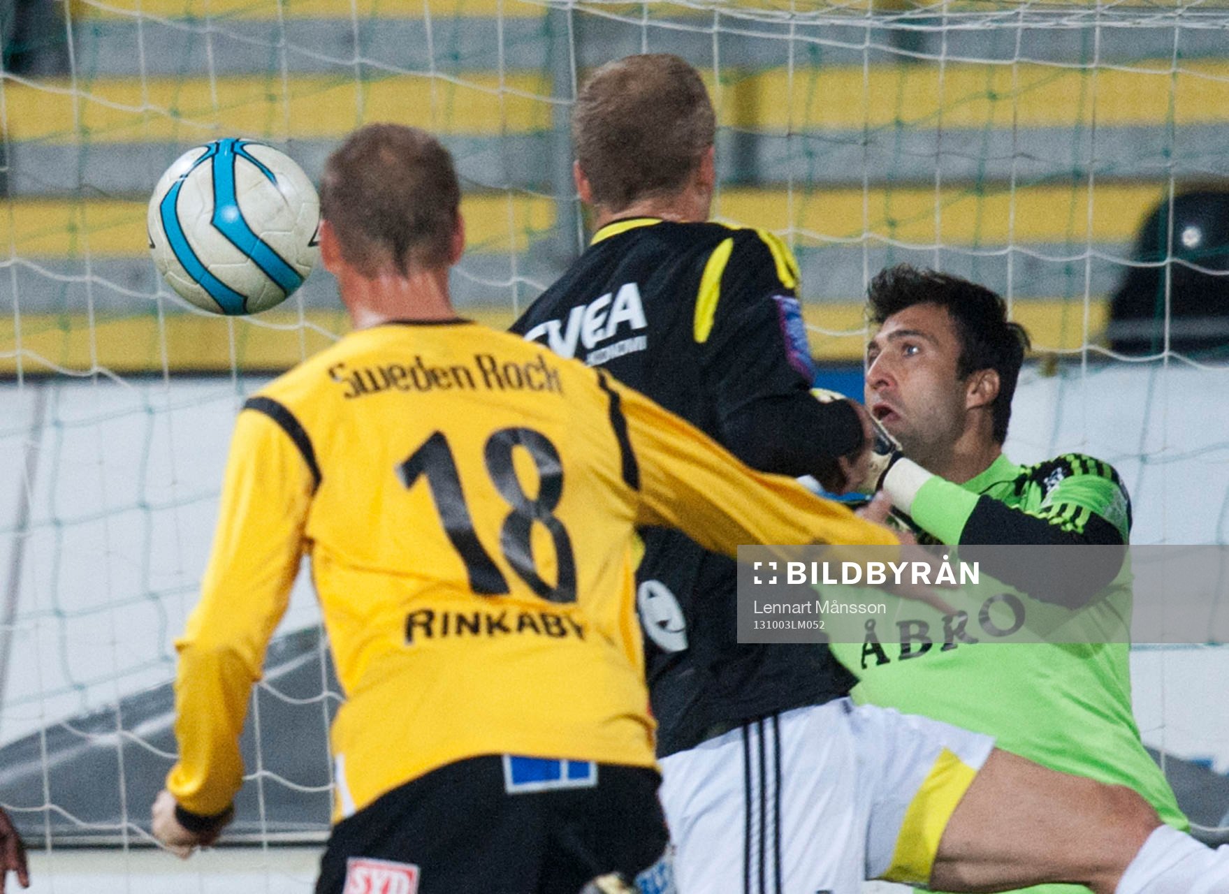 Mjällbys Pär Ericsson nickar och AIK-målvakten Kyriakos