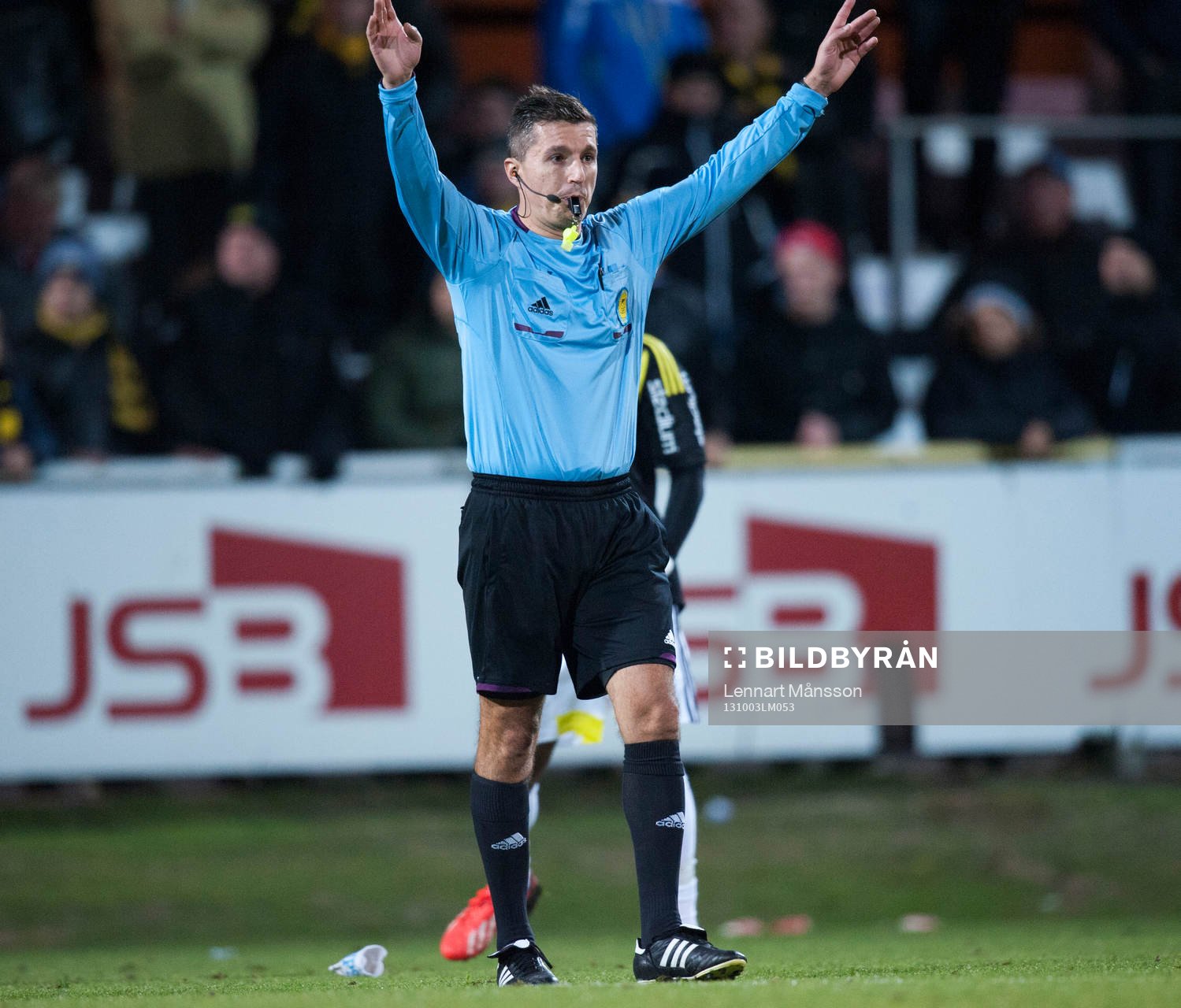 Domaren Bojan Pandzic blåser av fotbollsmatchen i