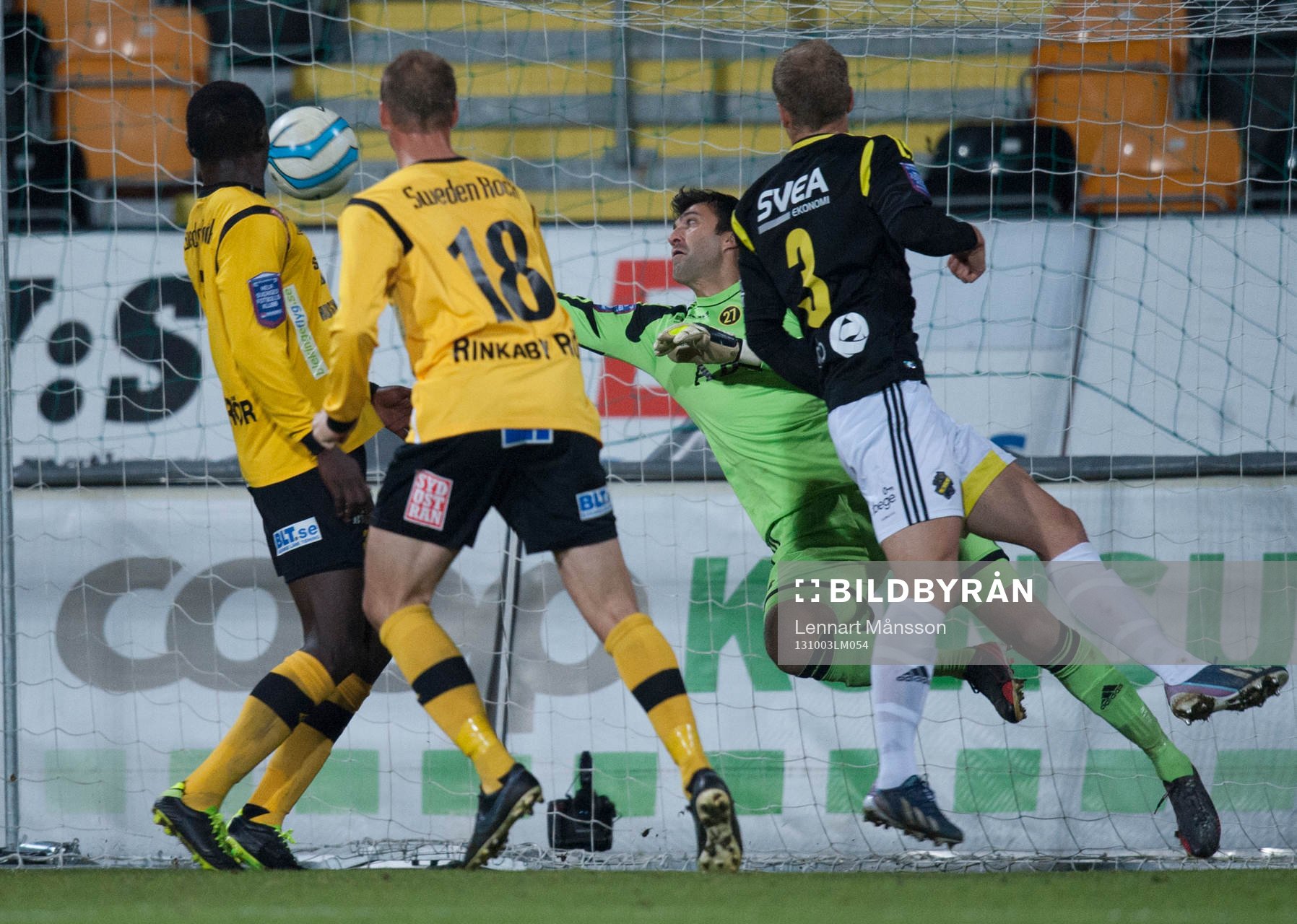 Mjällbys Pär Ericsson nickar och AIK-målvakten Kyriakos Stamatopoulos gör en fantomräddning under fotbollsmatchen i allsvenskan mellan Mjällby och AIK 4 oktober 2013.