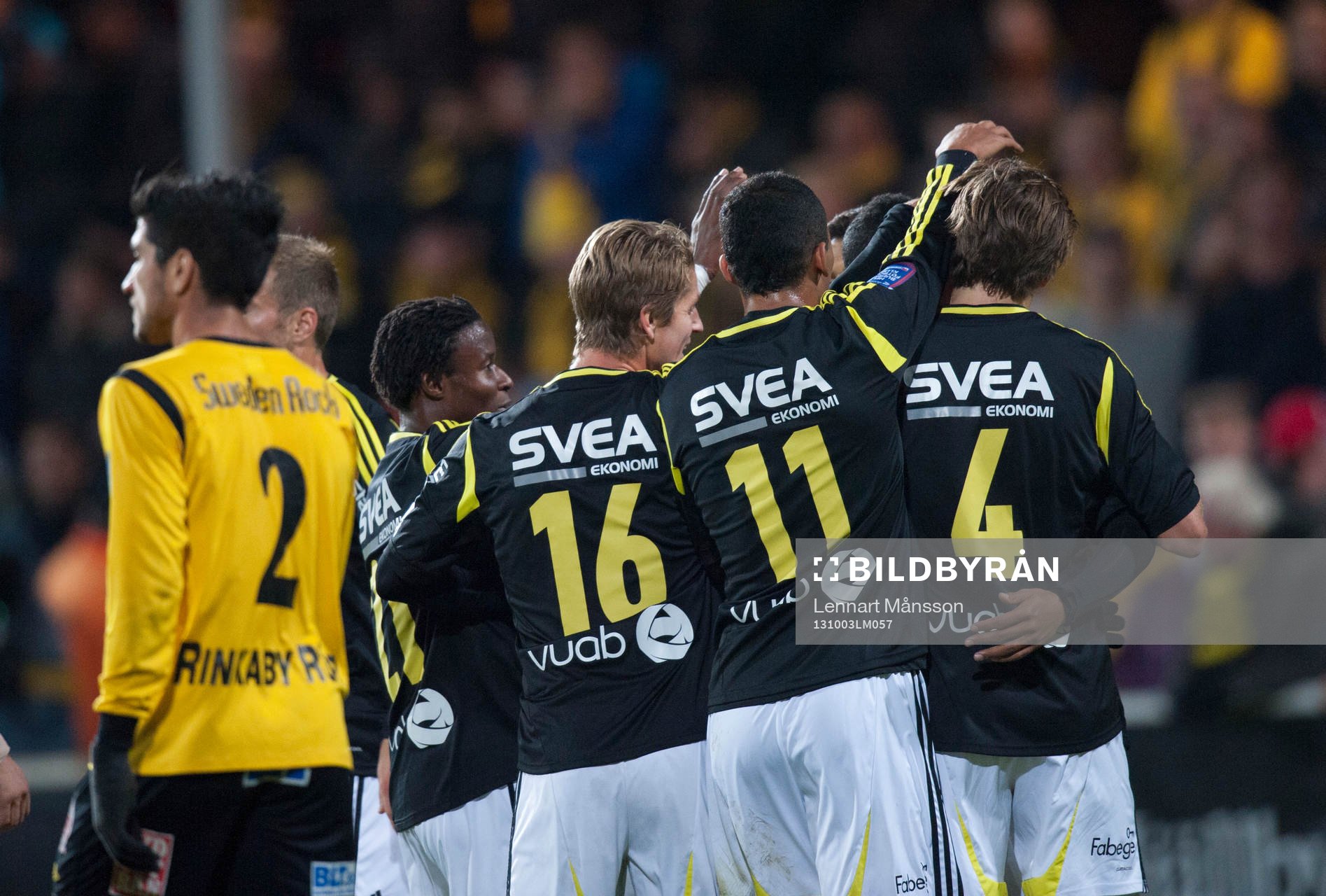 Henok Goitom, AIK, har gjort 0-2 och hela AIK jublar i