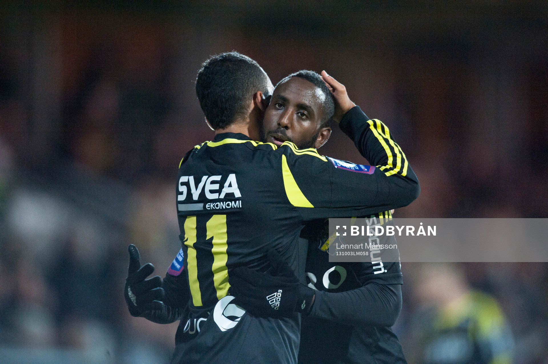 Nabil Bahoui, AIK, har gjort 0-1 och grattas av Henok