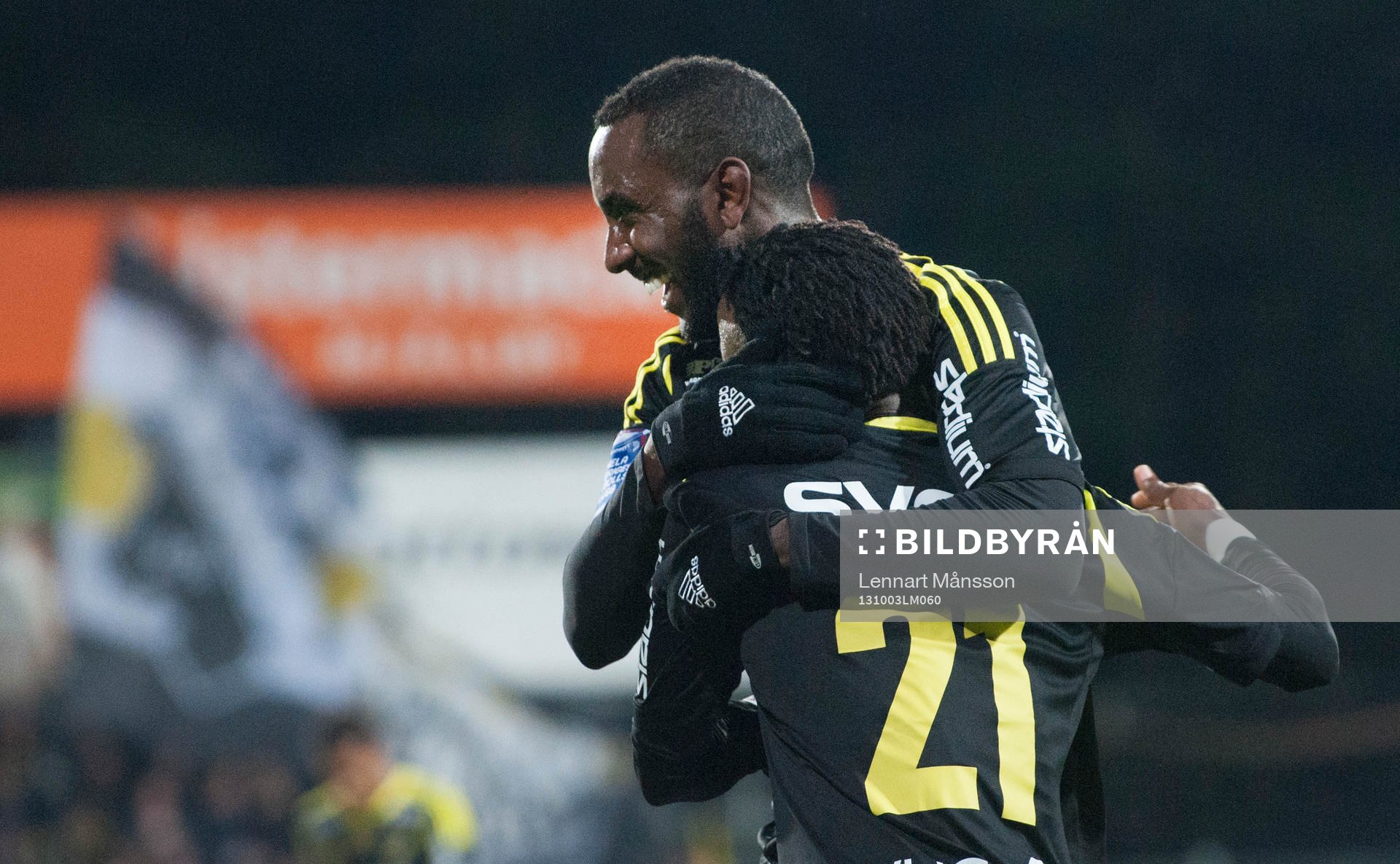 Kennedy Igboananike, AIK, har gjort 0-3 och grattas av Henok Goitom, som gjorde 0-2, i fotbollsmatchen i allsvenskan mellan Mjällby och AIK 4 oktober 2013.