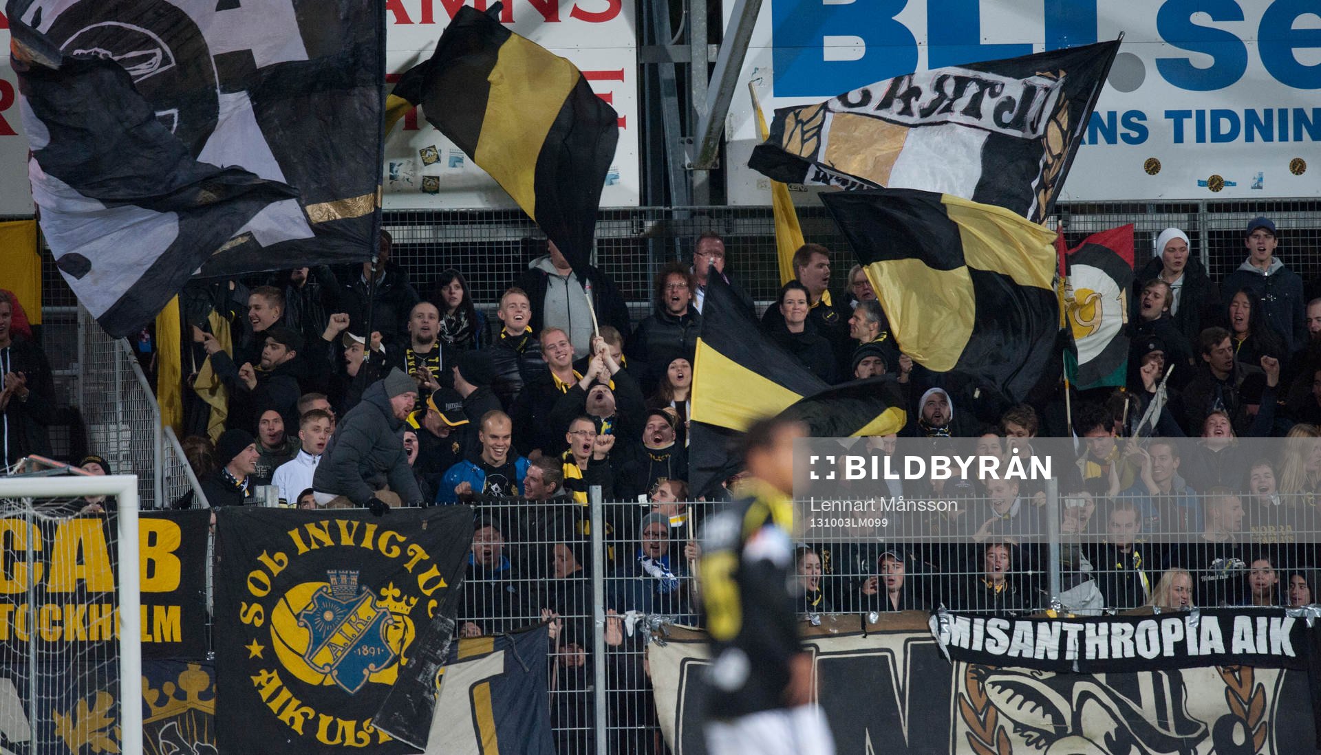 AIK-supporters på bortaläktaren