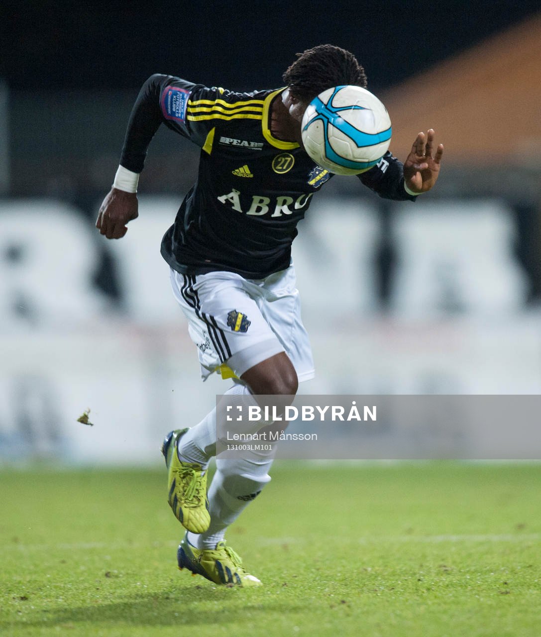 Kennedy Igboananike, AIK, stormar fram och gör 0-3 i
