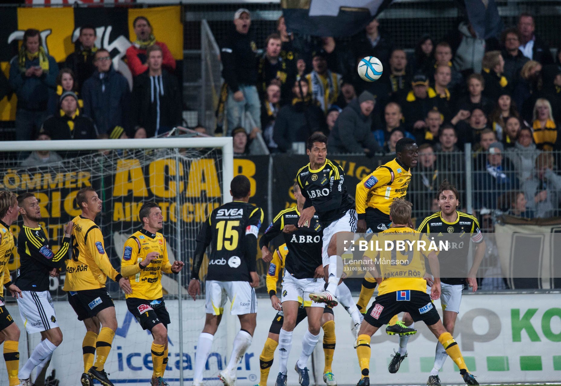 Mjällbys Gbenga Arokoyo och Celso Borges, AIK