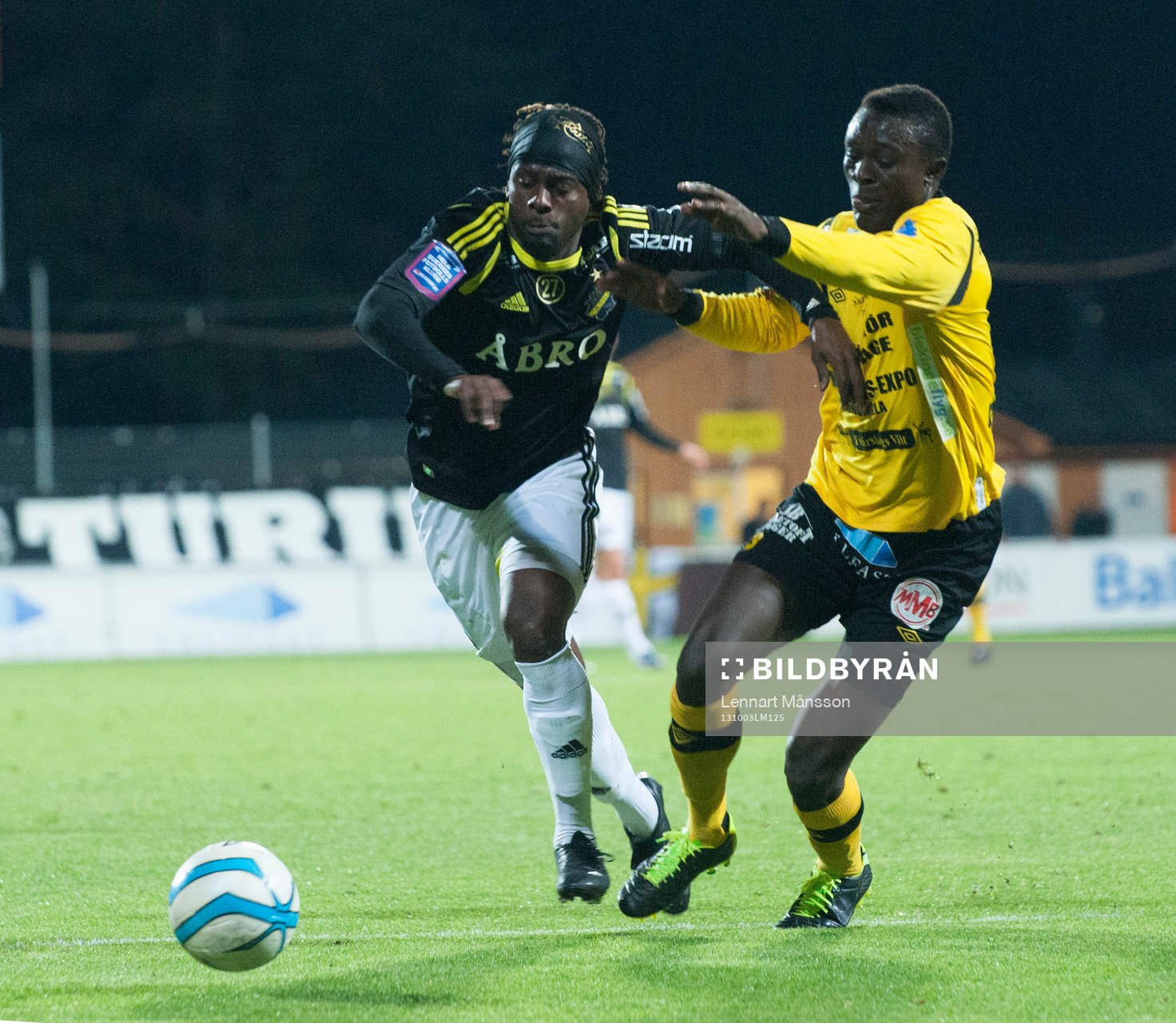 Mjällbys Gbenga Arokoyo försöker stoppa Martin Mutumba,