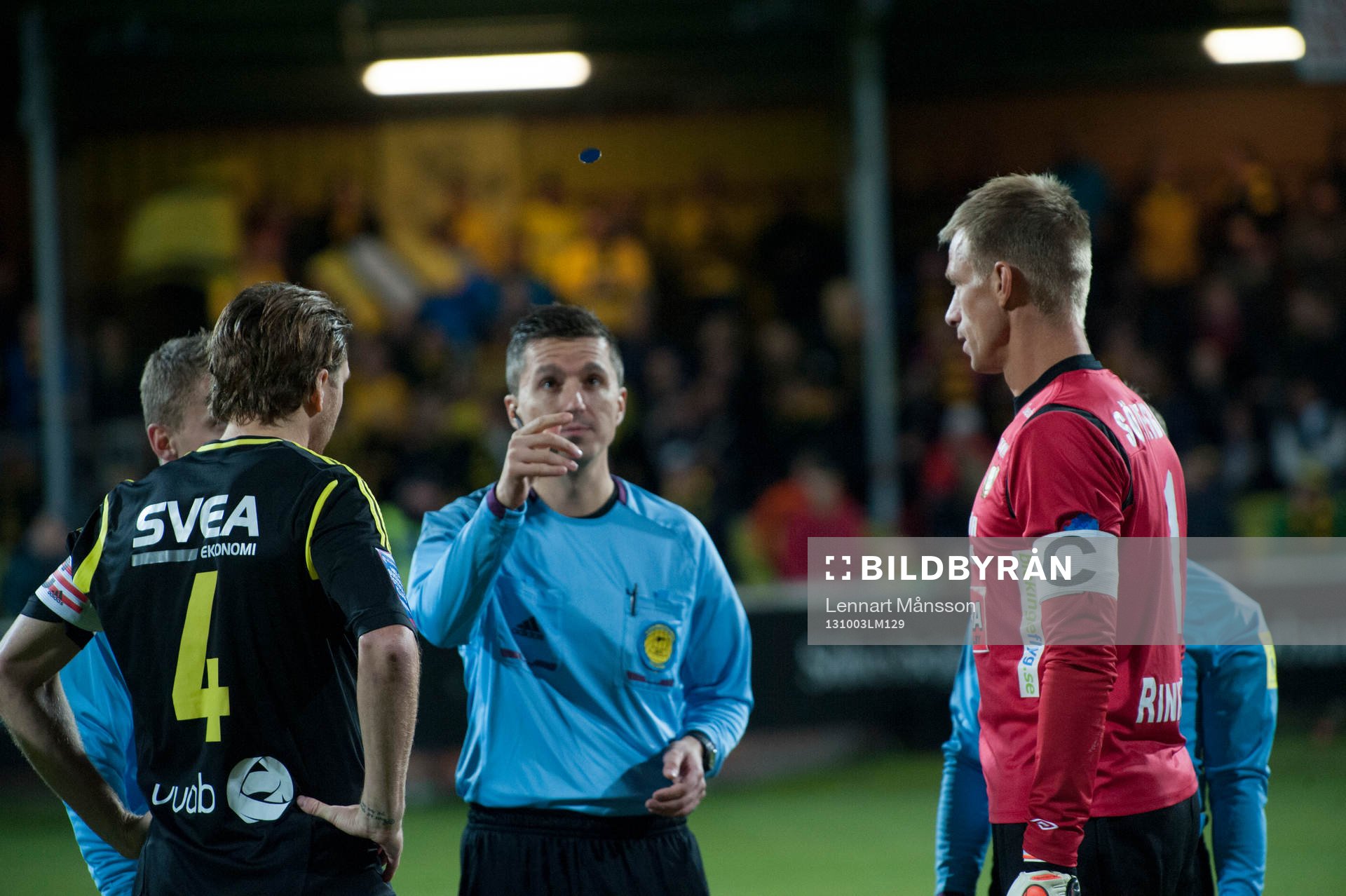  Slantsingling av domaren Bojan Pandzic under fotbollsmatchen i allsvenskan mellan Mjällby och AIK 4 oktober 2013.
