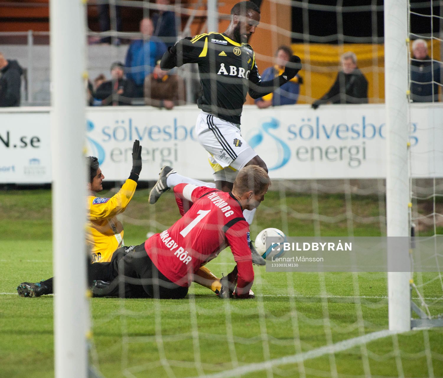 Henok Goitom, AIK försöker överlista Mattias Asper,