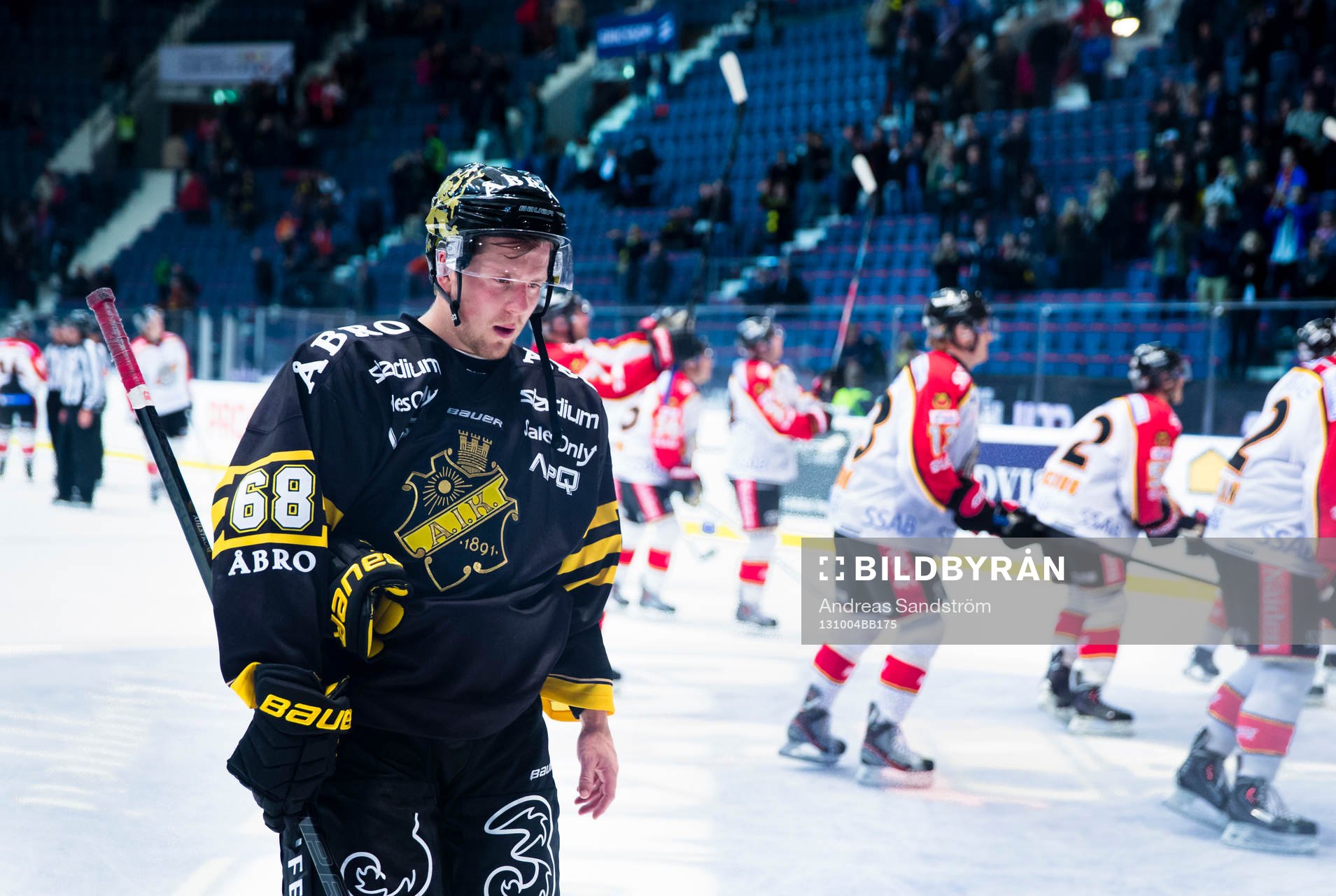 s Victor Ahlström ser deppig ut när han kliver av isen