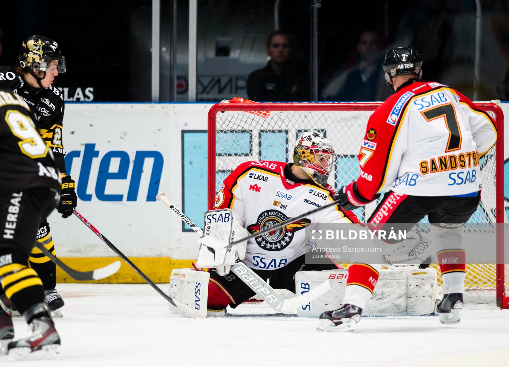 Luleås målvakt Daniel Bellissimo med en räddning