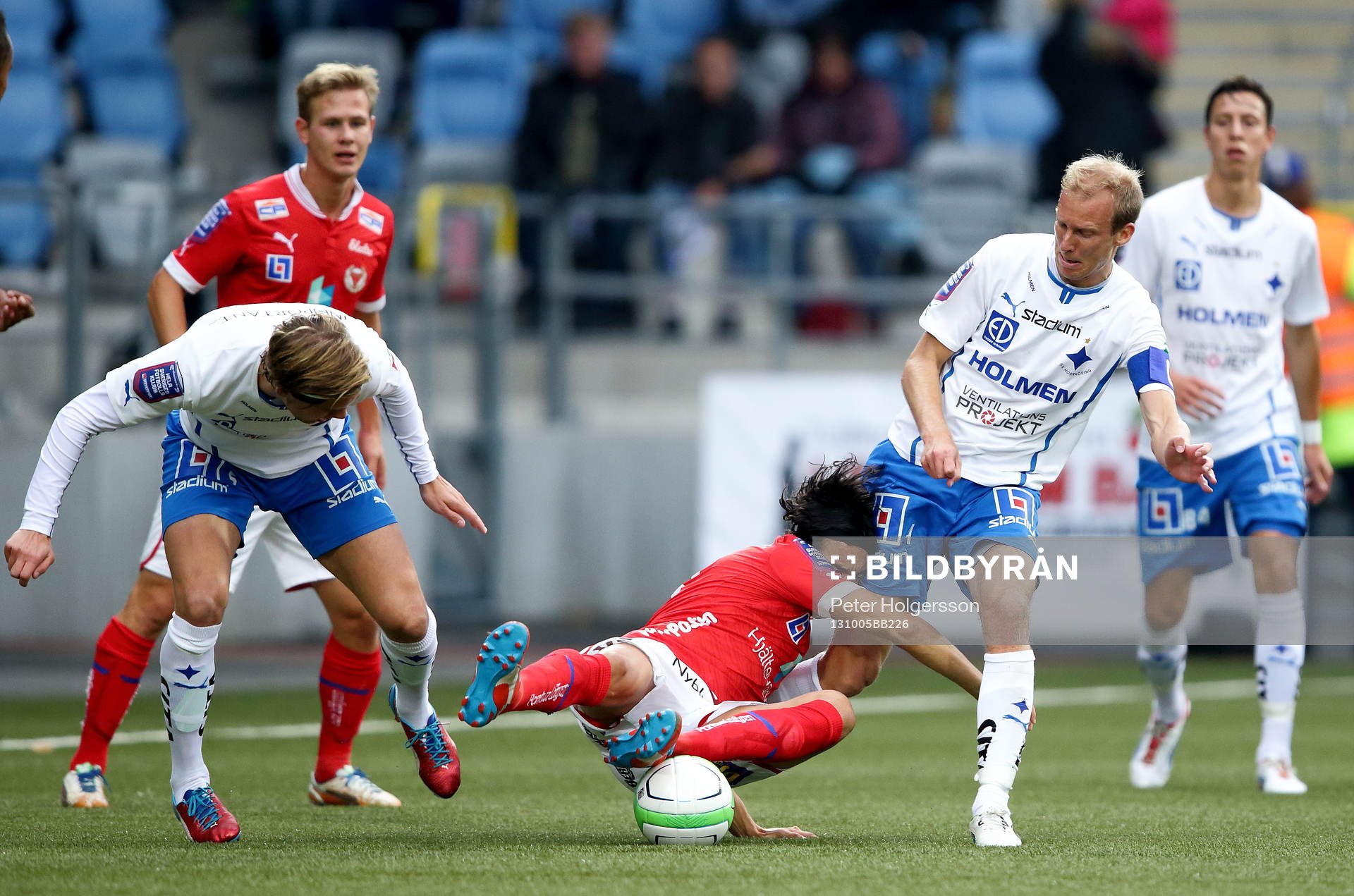 Kalmars Emin Nouri omkull med huvudet mot låret på