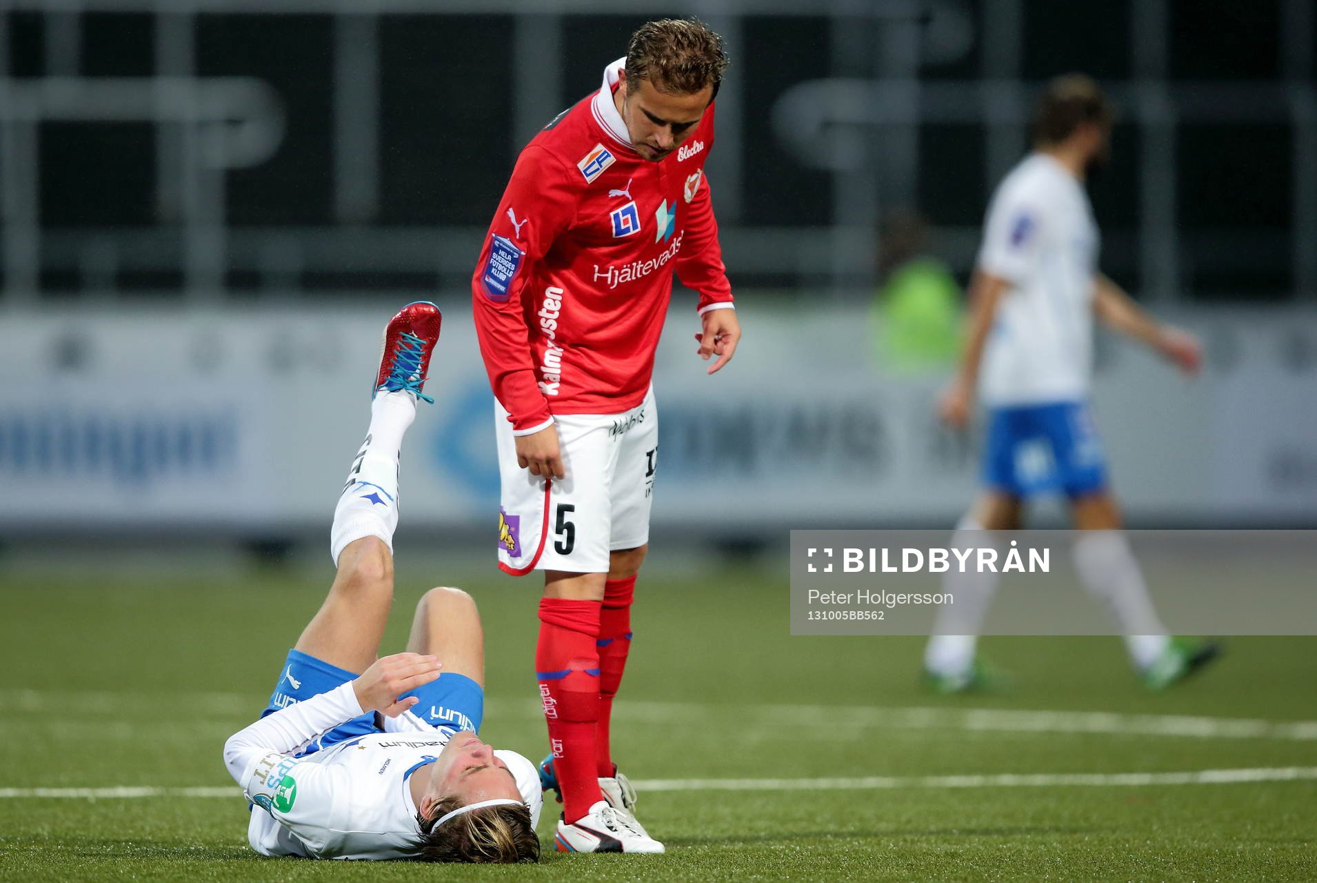 En liggande Norrköpings Christoffer Nyman och Kalmars