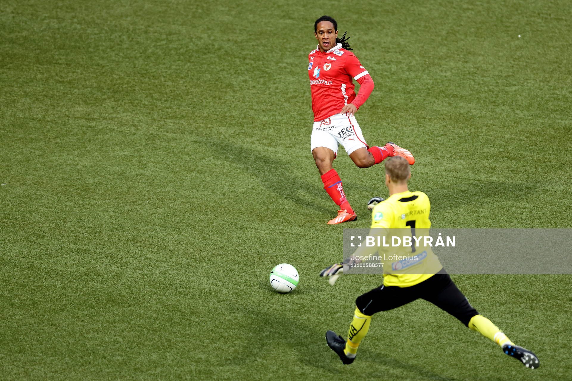 Kalmars Jonathan McDonald och Norrköpings målvakt Andreas Lindberg i matchen mellan Norrköping och Kalmar i Allsvenskan i fotboll den 05 oktober 2013 i Norrköping.