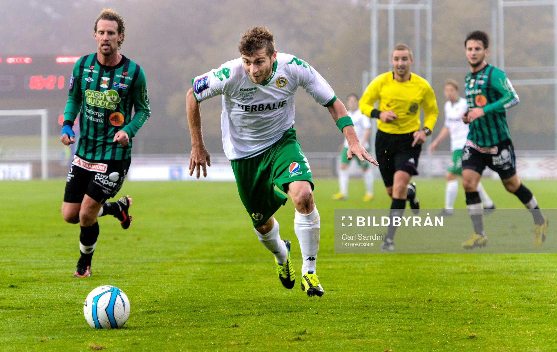 Hammarbys Christophe Lallet sätter fart mot bollen
