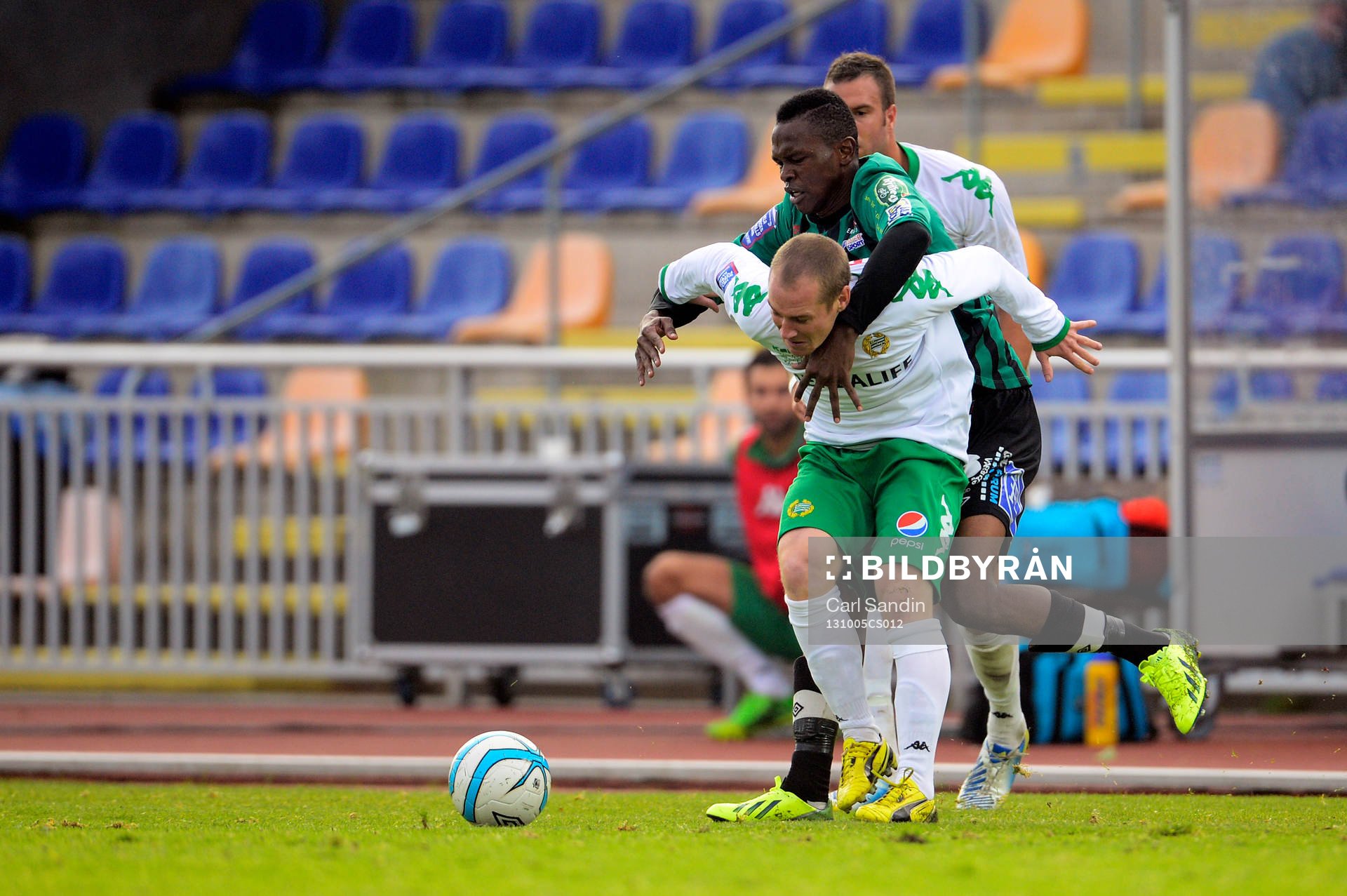 Hammarbys Christoffer Carlsson med Varbergs Ibrahim Koroma
