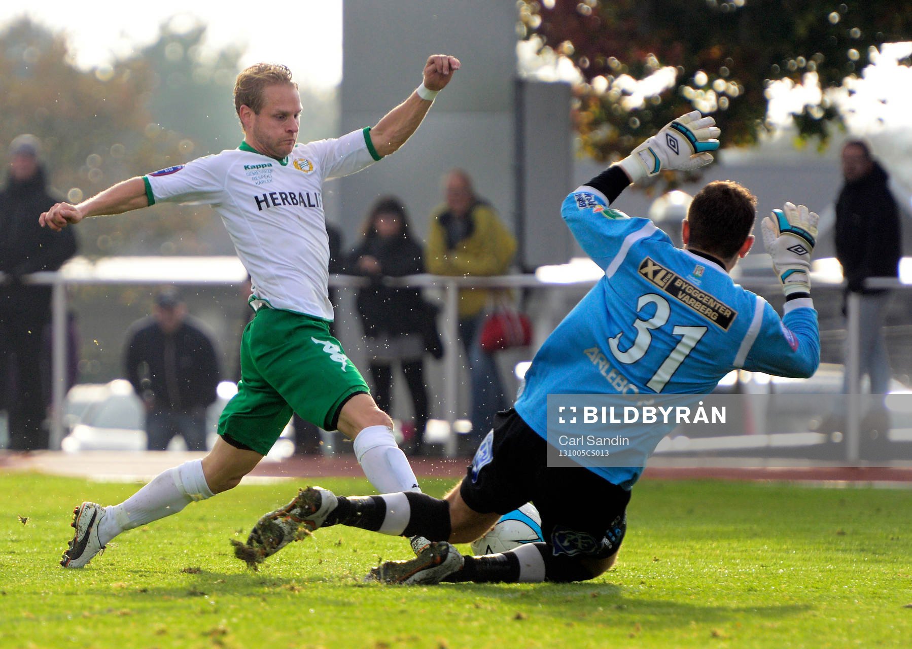 Hammarbys Erik Sundin får straff denna duellen med Varbergs målvakt Dan Sadé under fotbollsmatchen i Superettan mellan Varberg och Hammarby den 5 oktober 2013 i Varberg.