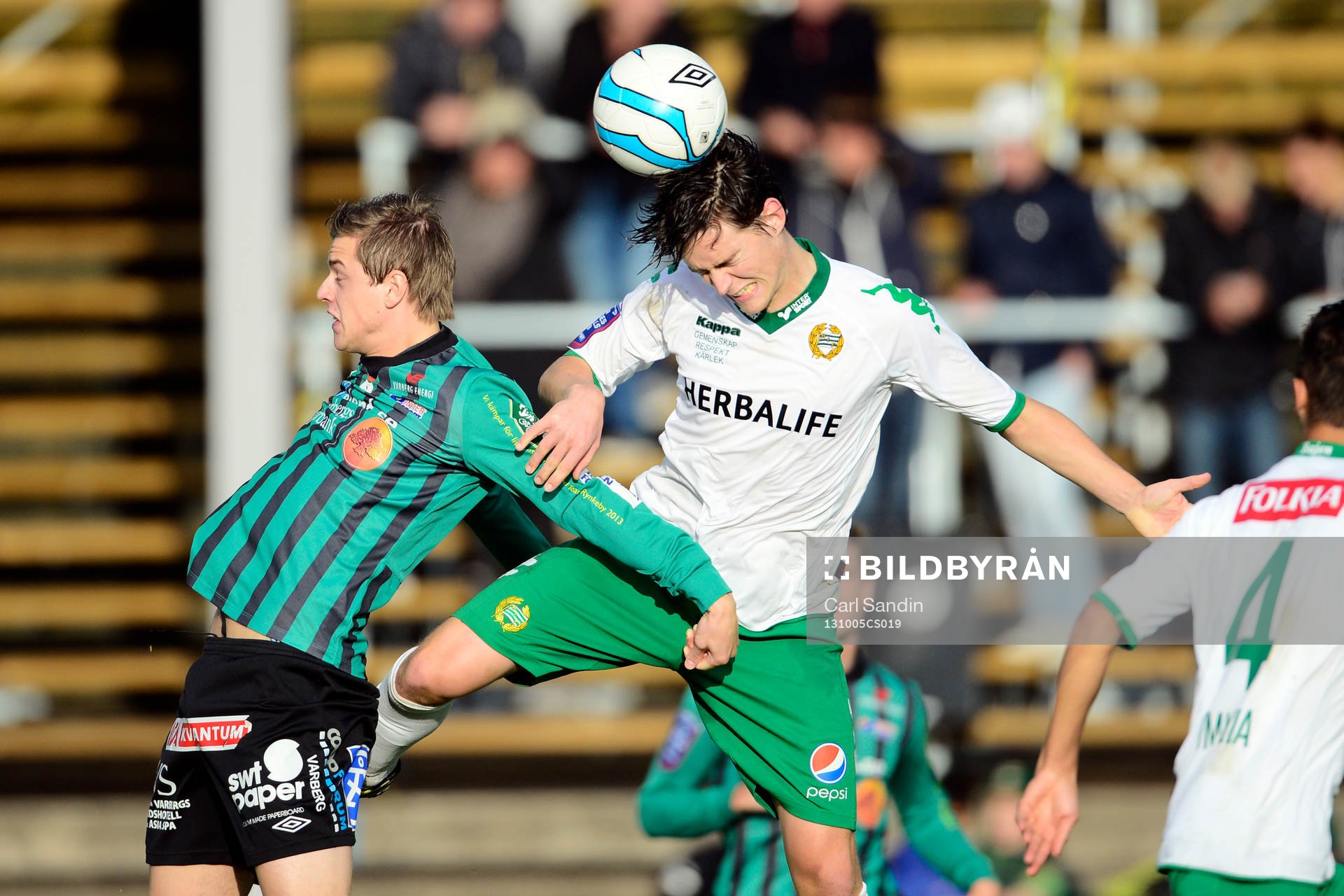 Varbergs Jakob Antonsson och Hammarbys Robin Tranberg under fotbollsmatchen i Superettan mellan Varberg och Hammarby den 5 oktober 2013 i Varberg.