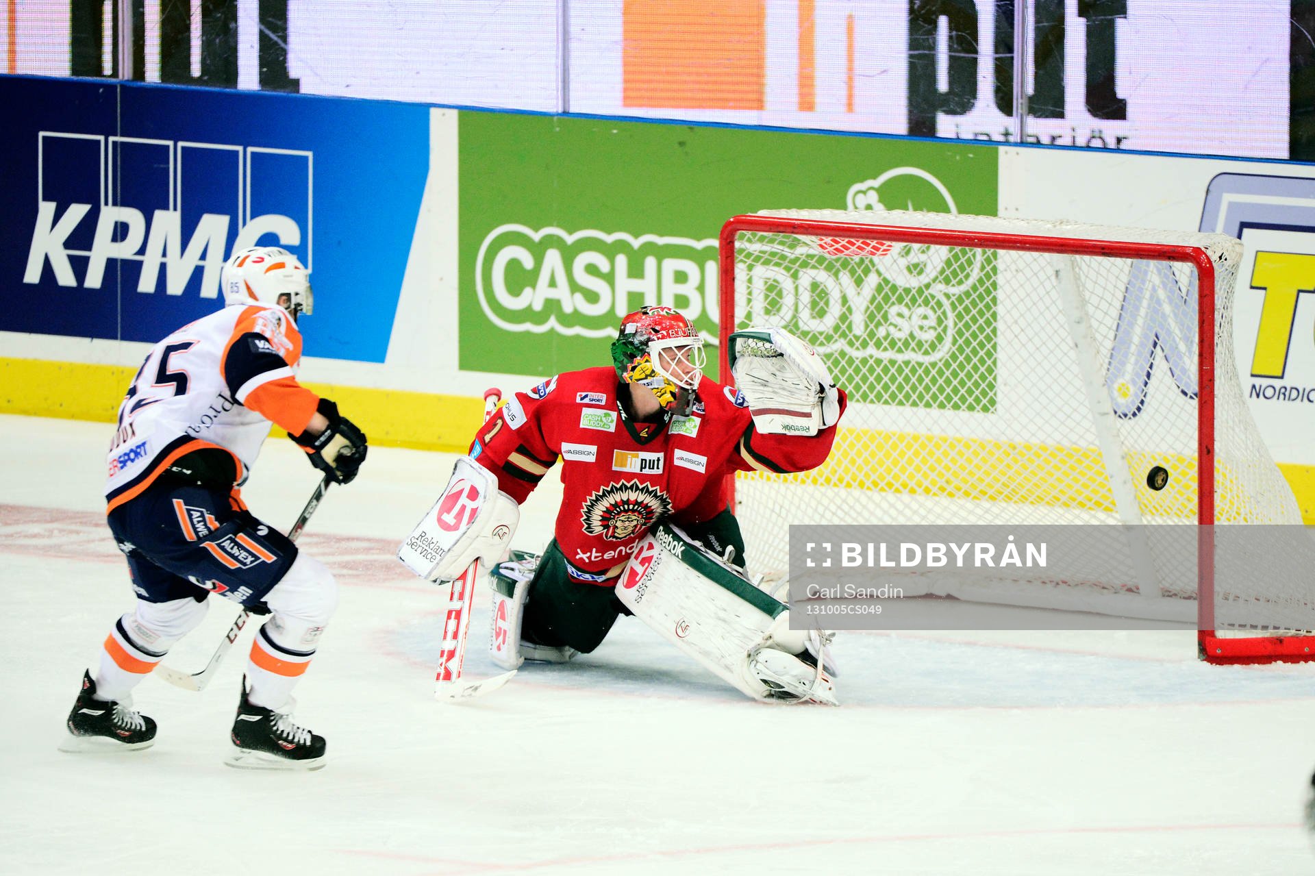 Växjös Liam Reddox gör 2-1 bakom Frölundas målvakt