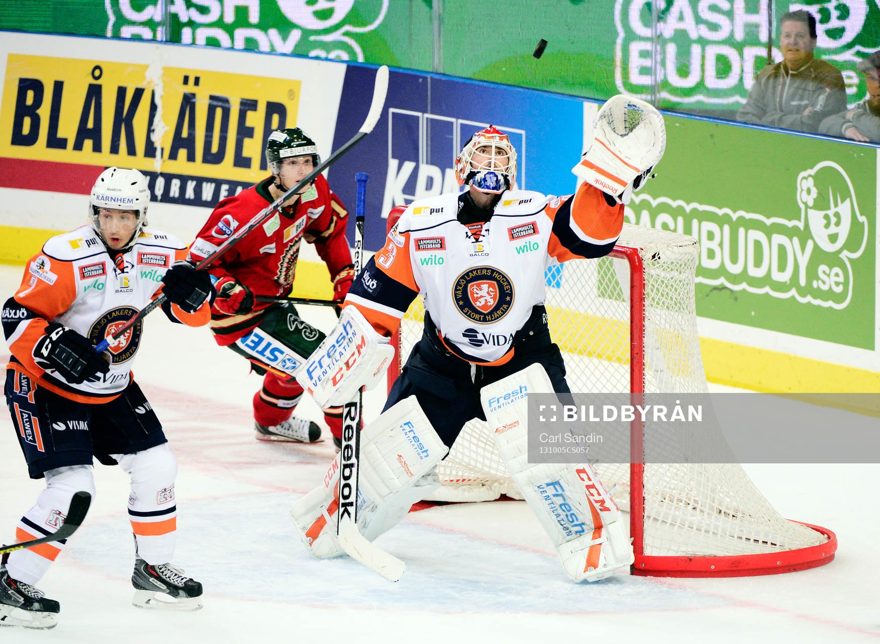 Växjös målvakt Mattias Modig försöker fånga pucklen i