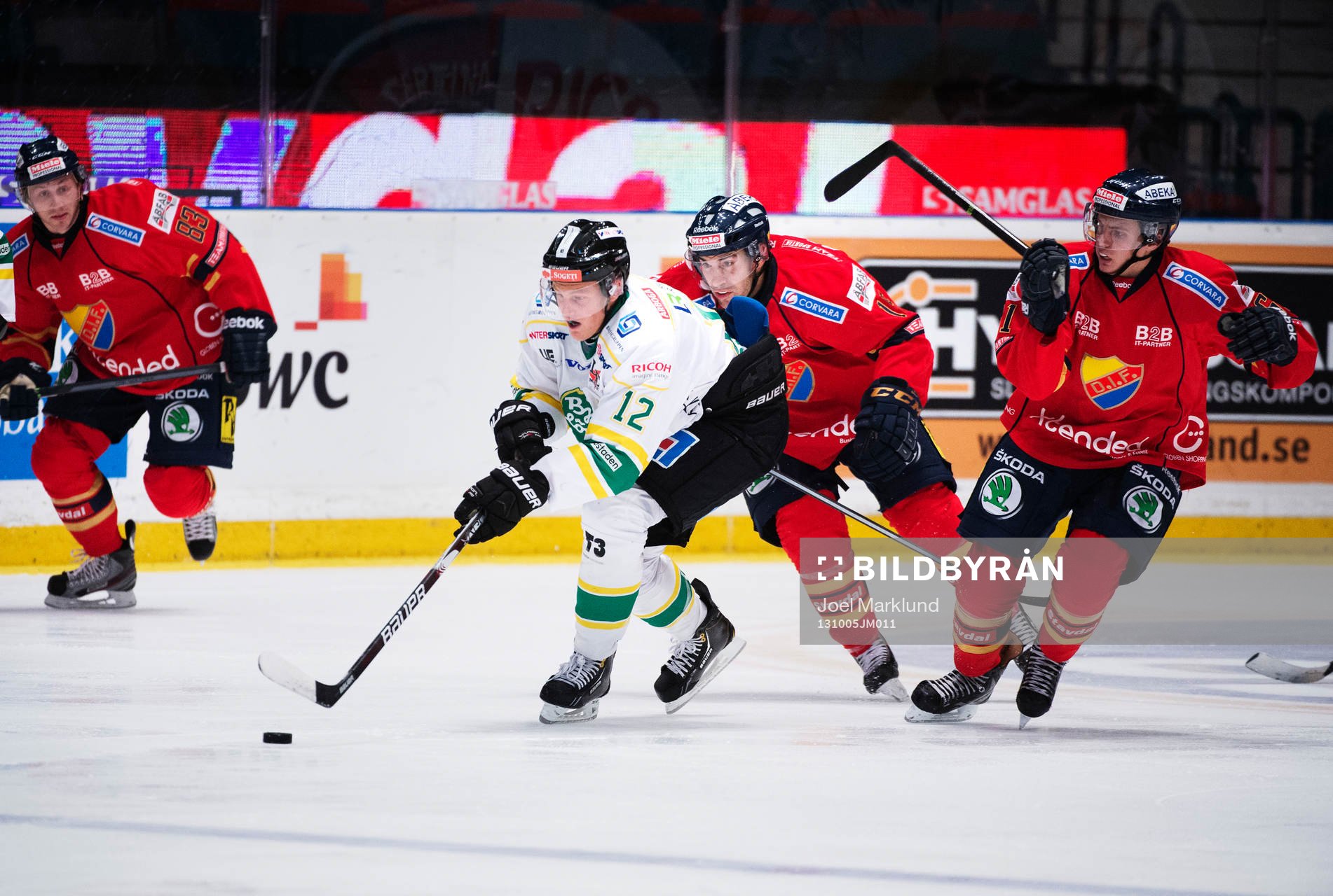 Björklövens Linus Boström avancerar med pucken framför