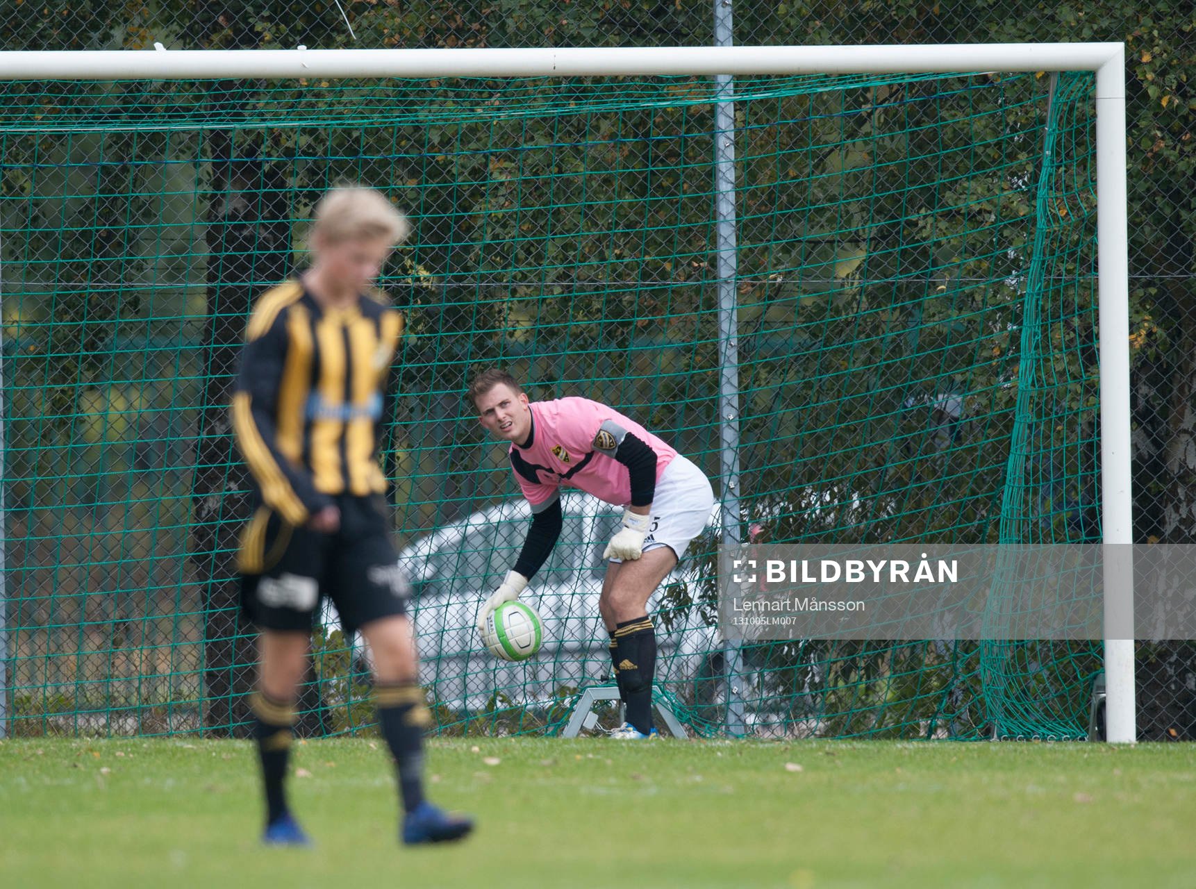 Råås Faton Trstena har gjort 1-0 och Hässleholms