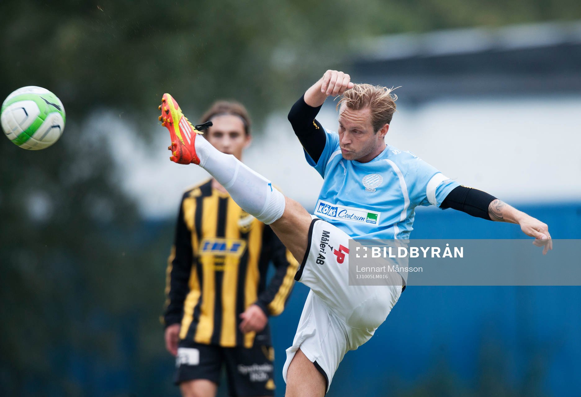   Hög spark i matchen i division 3 mellan Råå och IFK Hässleholm 5 oktober 2013.
