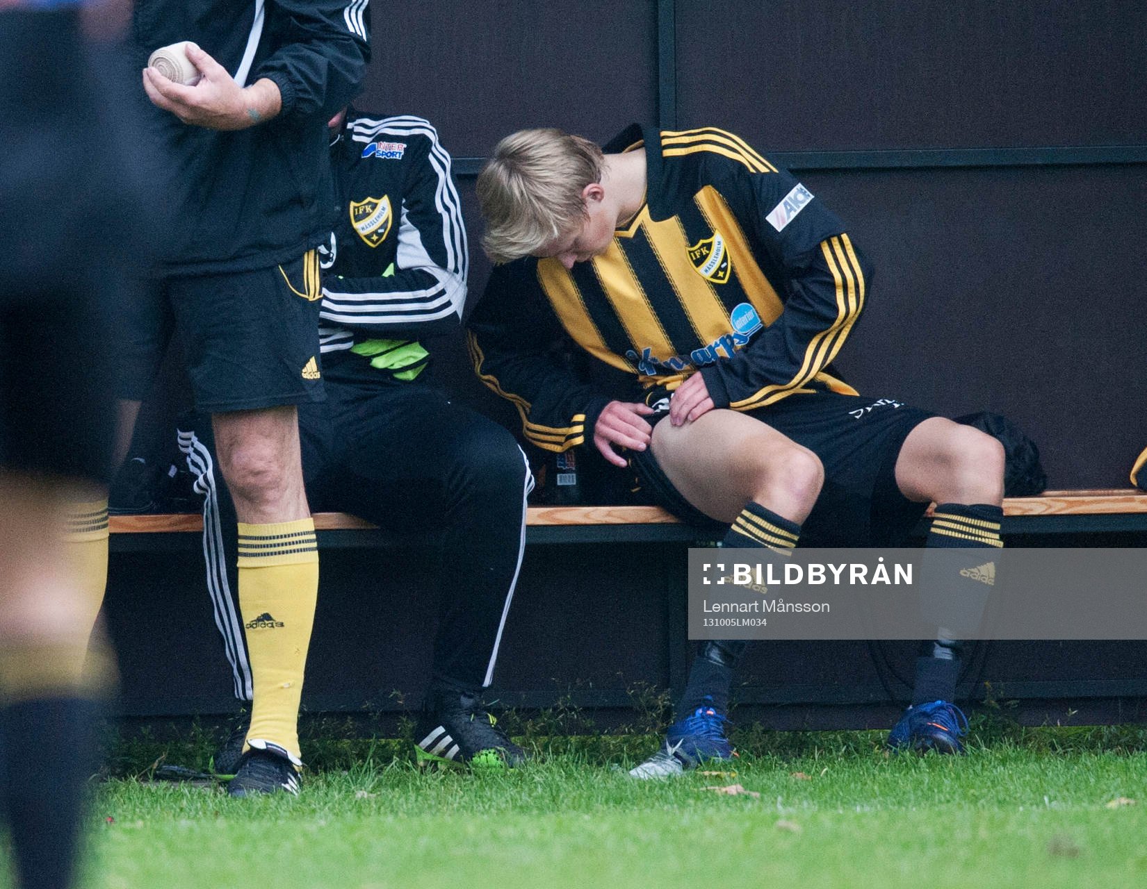  IFK Hässleholms Philip Bengtsson ser över sin lårskada  i matchen i division 3 mellan Råå och IFK Hässleholm 5 oktober 2013.