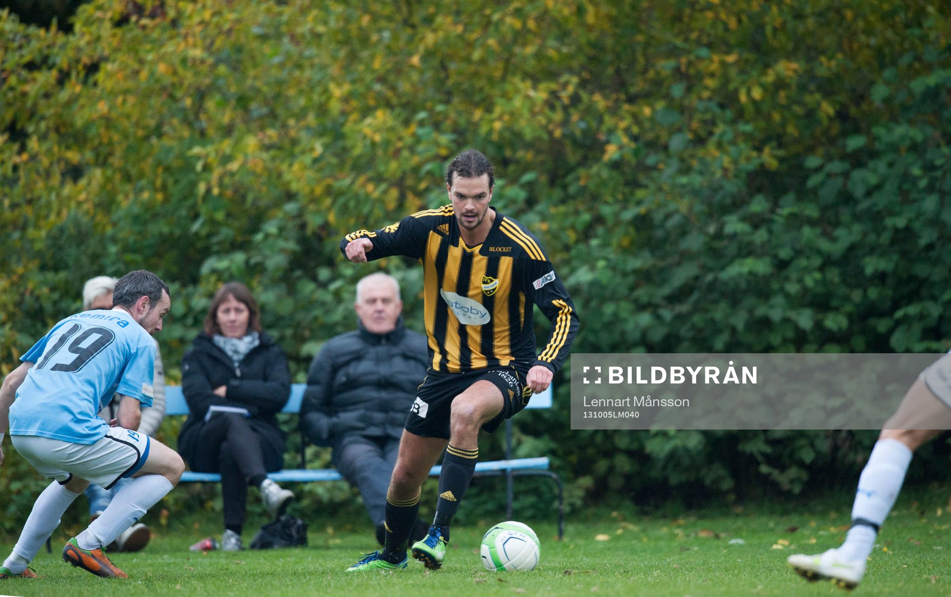  IFK Hässleholms Filip Thurn fintar Råås Björn Larsson i matchen i division 3 mellan Råå och IFK Hässleholm 5 oktober 2013.