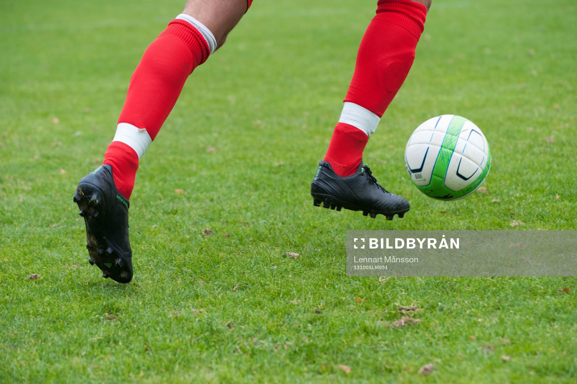 Fot, fötter, gräs, fotbollsskor  i matchen i division 3