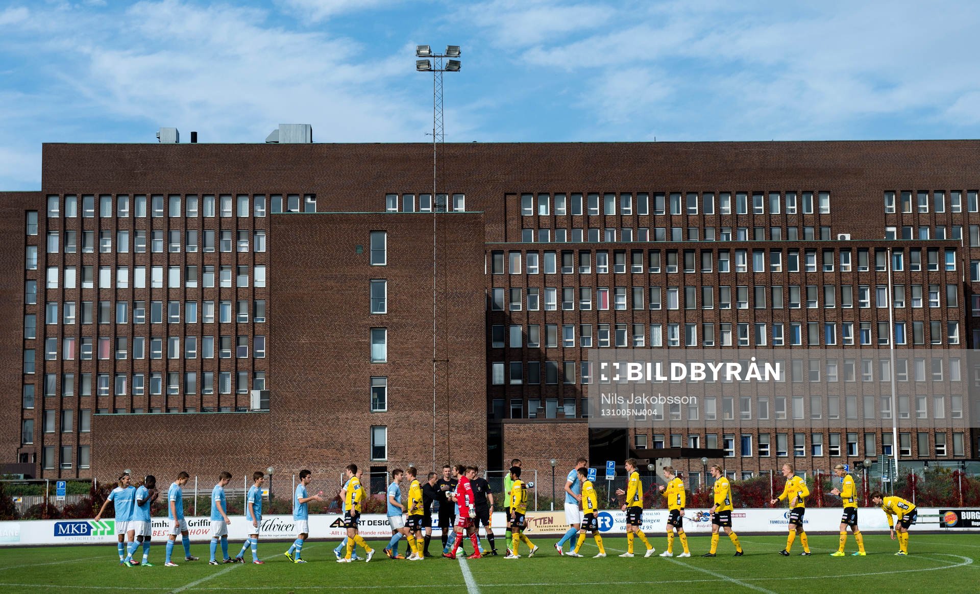 Lagen hälsar på varandra innan fotbollsmatchen i