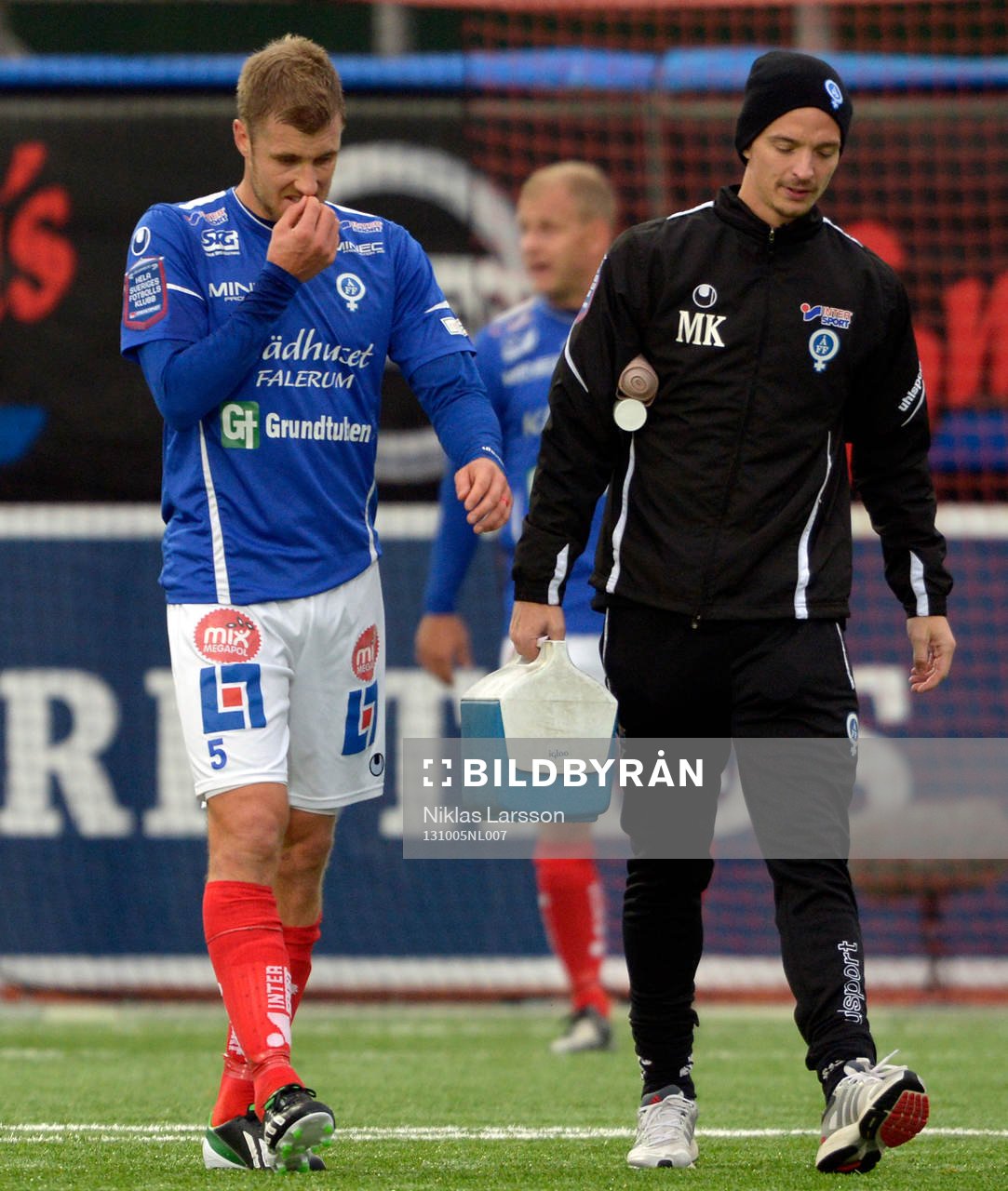 Åtvidabergs Daniel Hallingström går av planen skadad