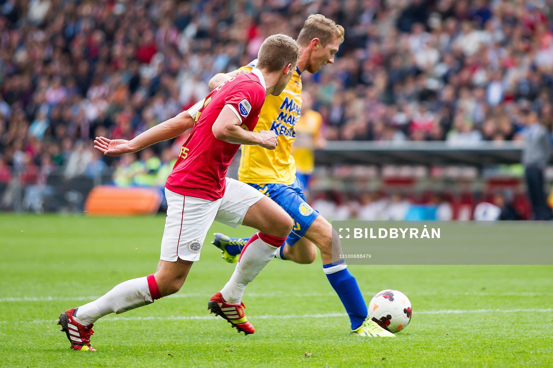  EINDHOVEN - PSV - RKC , Eredivisie , 06-10-2013 , Voetbal , Seizoen 2013-2014 , Philips Stadion , RKC Waalwijk speler Robert Braber (r) scoort de gelijkmaker 1-1 en passeer daarmee PSV speler Stijn Schaars (l)
