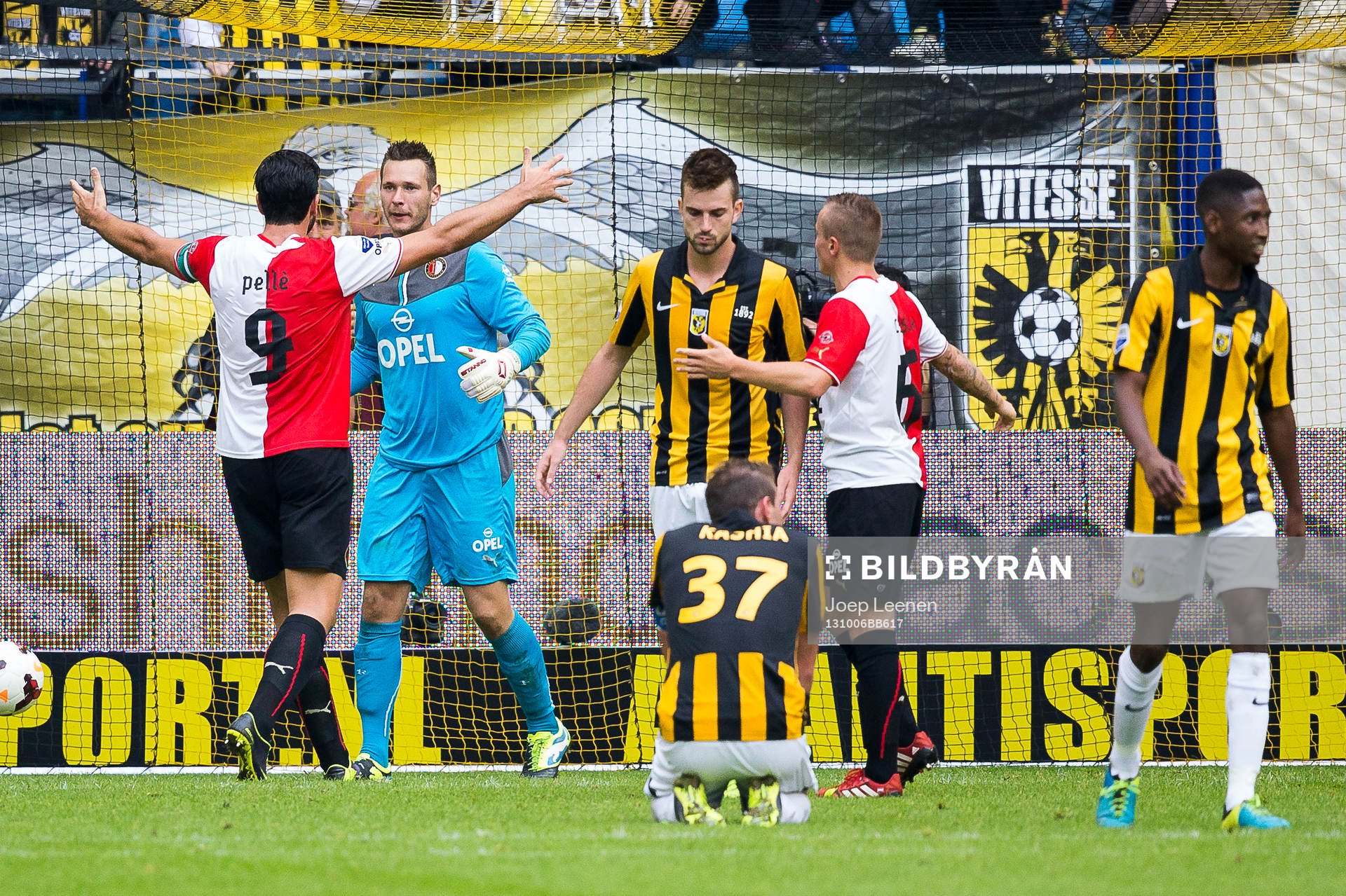 ARNHEM, Vitesse - Feyenoord, voetbal Eredivisie, seizoen 2013-2014, 06-10-2013, Stadion Gelredome, Feyenoord speler Graziano Pelle (L) en Feyenoord keeper Erwin Mulder (2L) juichen na afloop, terwijl Vitesse speler Guram Kashia (M voor), Vitesse speler Davy Propper (M achter) en Vitesse speler Kelvin Leerdam (R) teleurgesteld achter blijven, Feyenoord speler Jordie Clasie (2R).