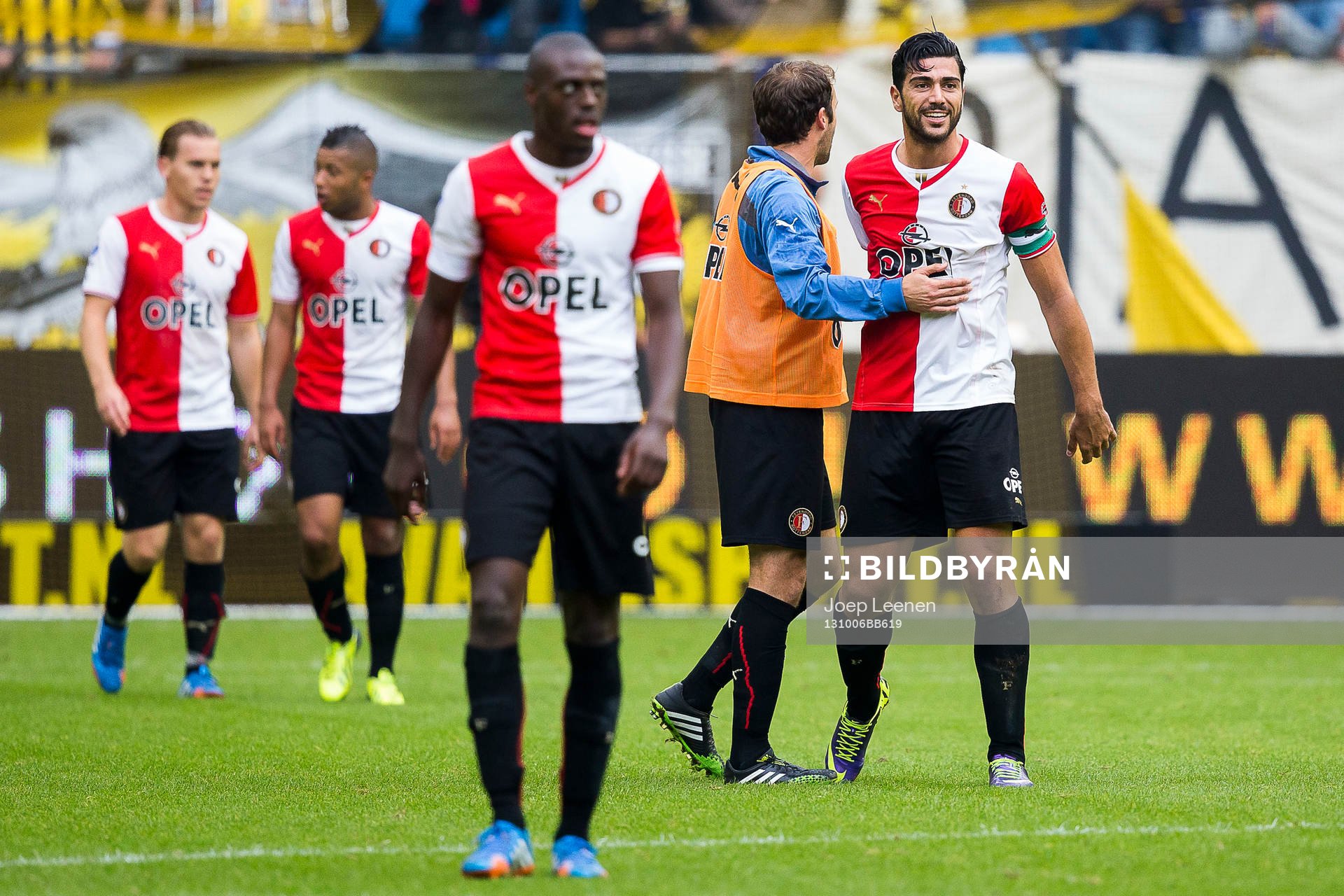 ARNHEM, Vitesse - Feyenoord, voetbal Eredivisie, seizoen 2013-2014, 06-10-2013, Stadion Gelredome, Feyenoord juicht na afloop van de wedstrijd, L-R Feyenoord speler Ruud Vormer, Feyenoord speler Tonny Vilhena, Feyenoord speler Bruno Martins Indi, Feyenoord speler Joris Mathijsen, Feyenoord speler Graziano Pelle.