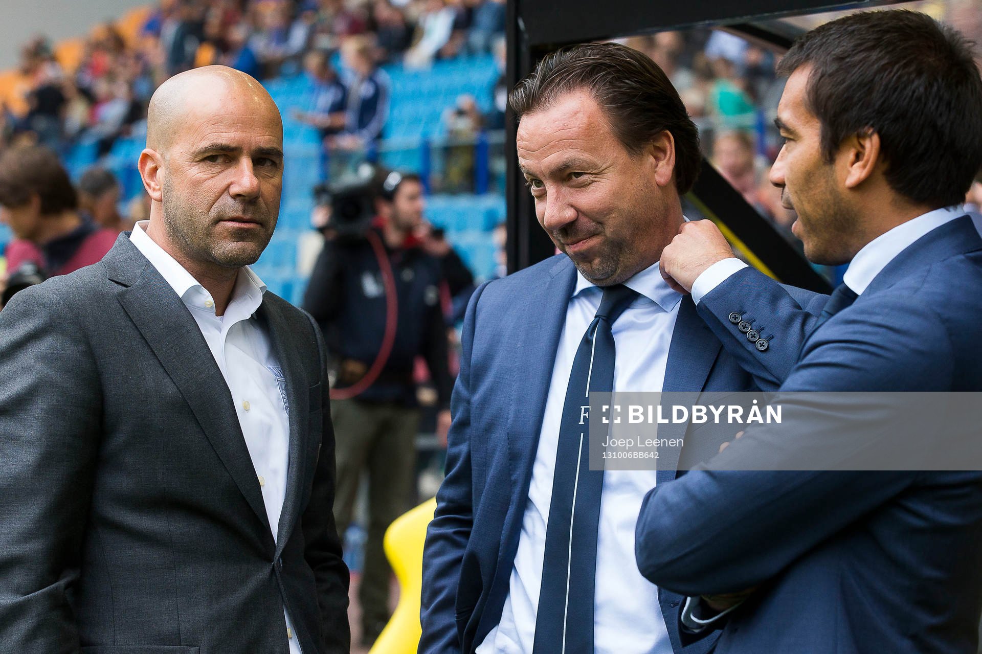 ARNHEM, Vitesse - Feyenoord, voetbal Eredivisie, seizoen 2013-2014, 06-10-2013, Stadion Gelredome, Vitesse coach Peter Bosz (L), Feyenoord assistent coach Jean Paul van Gastel (M), Feyenoord assistent coach Giovanni van Bronckhorst (R).