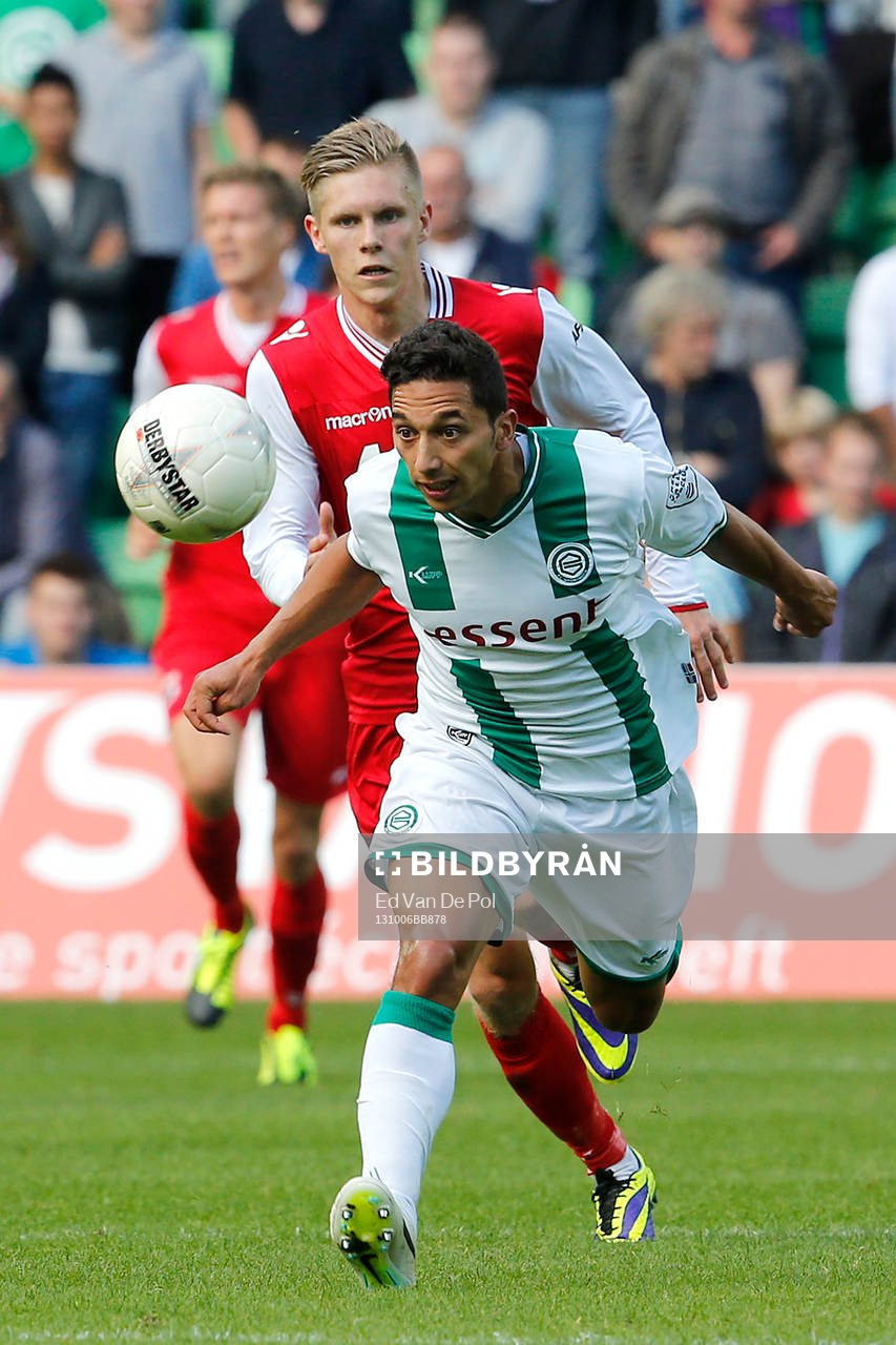  GRONINGEN, 06-10-2013, eredivisie, FC Groningen, Euroborg, FC Groningen speler Tom Hiariej (r), AZ speler Aron Johannsson (l).
