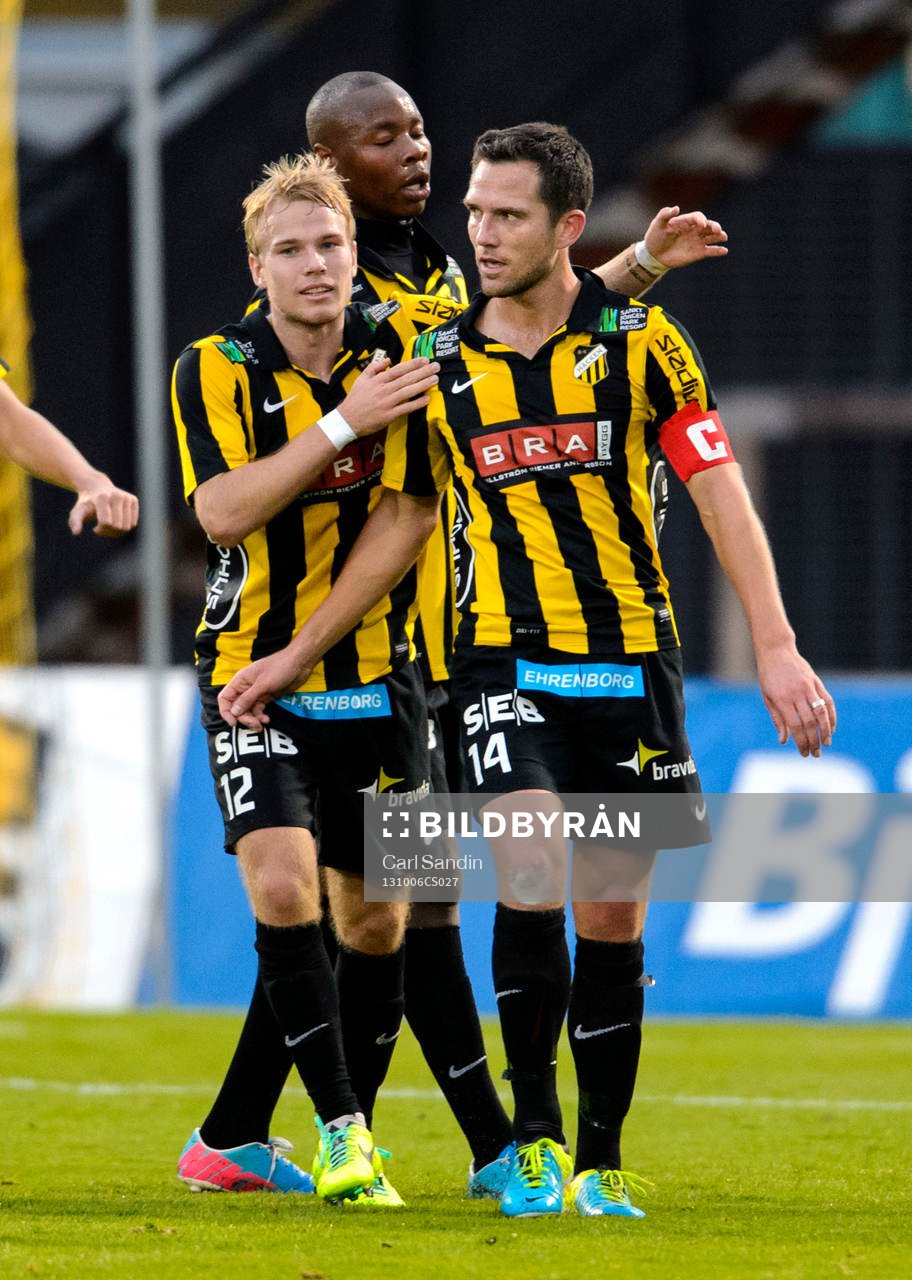 Häckens Oscar Lewicki klappar om Martin Ericsson