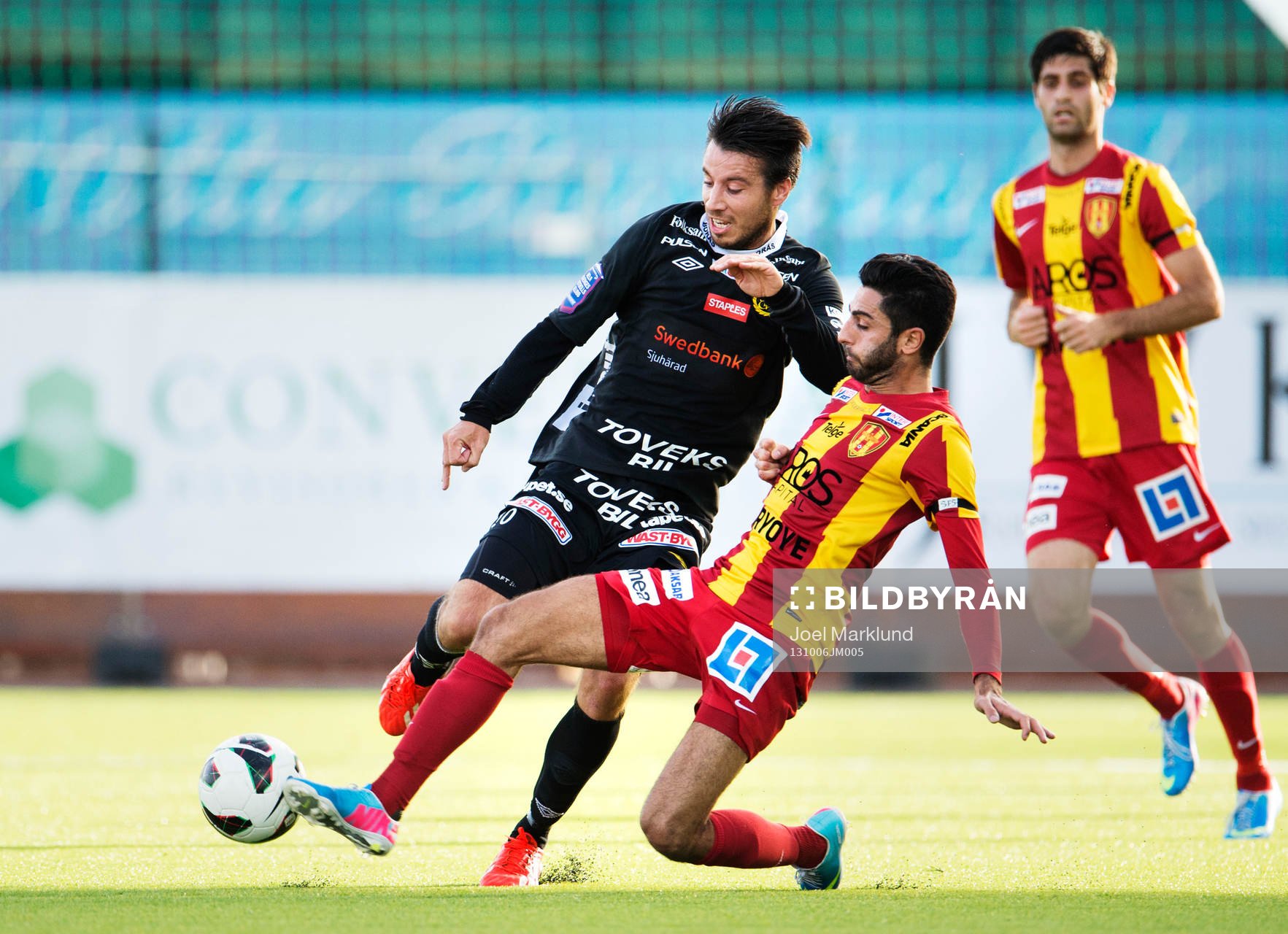Elfsborgs Mikkel Beckmann i en duell med Syrianskas Isa