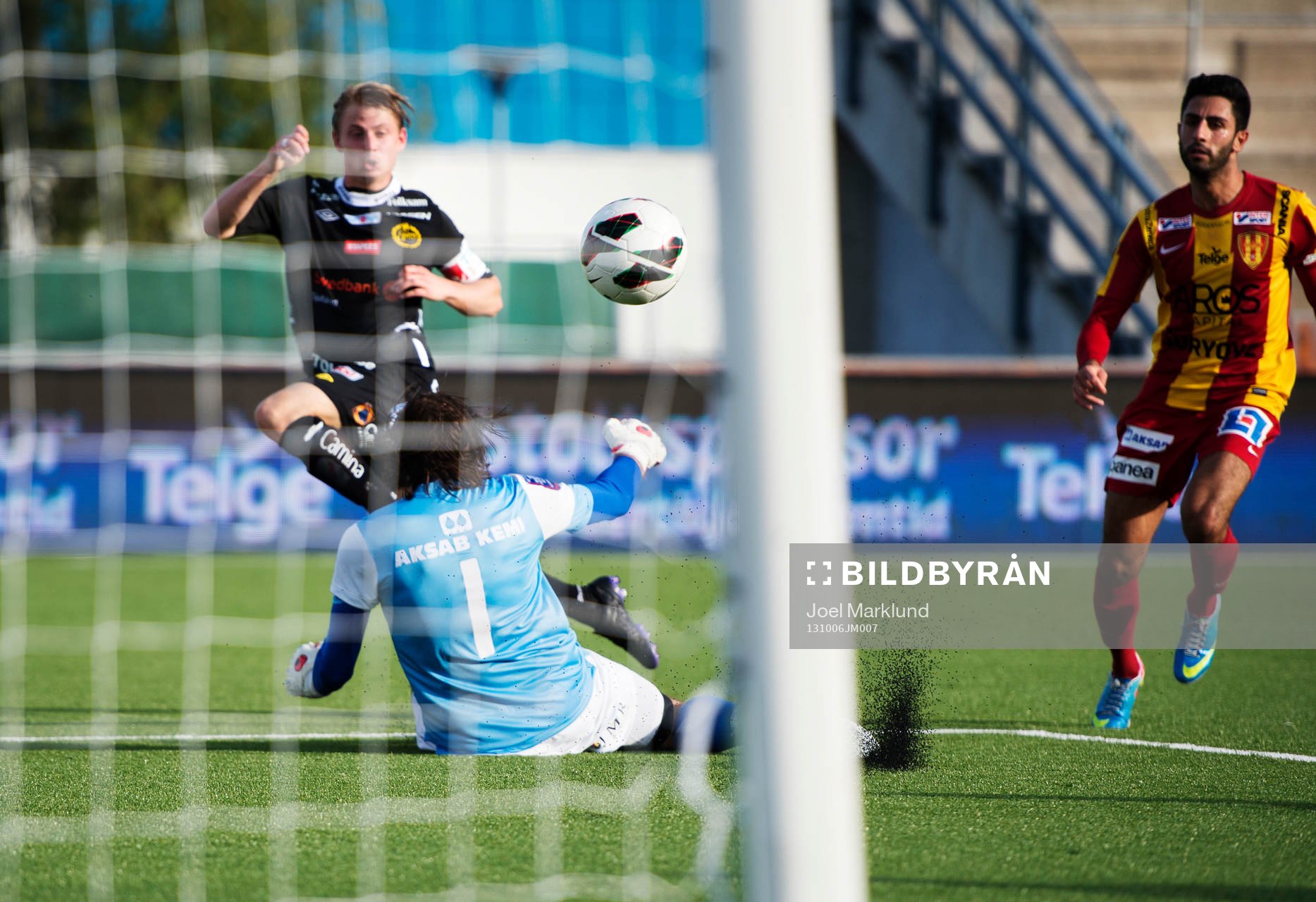 Elfsborgs Simon Hedlund gör 1-1 bakom Syrianskas målvakt