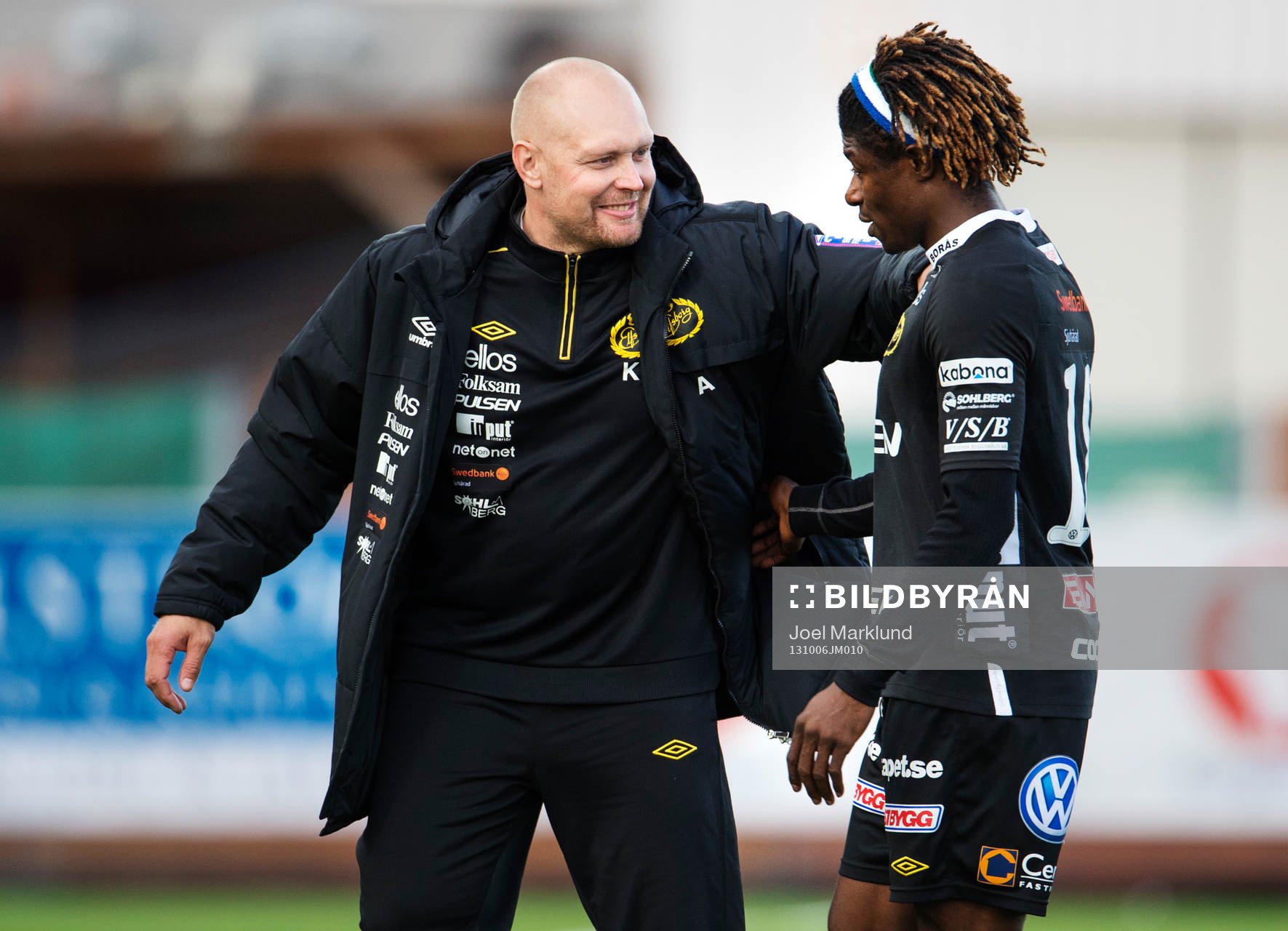Elfsborgs tränare Klas Ingesson kramar om Mohamed Bangura