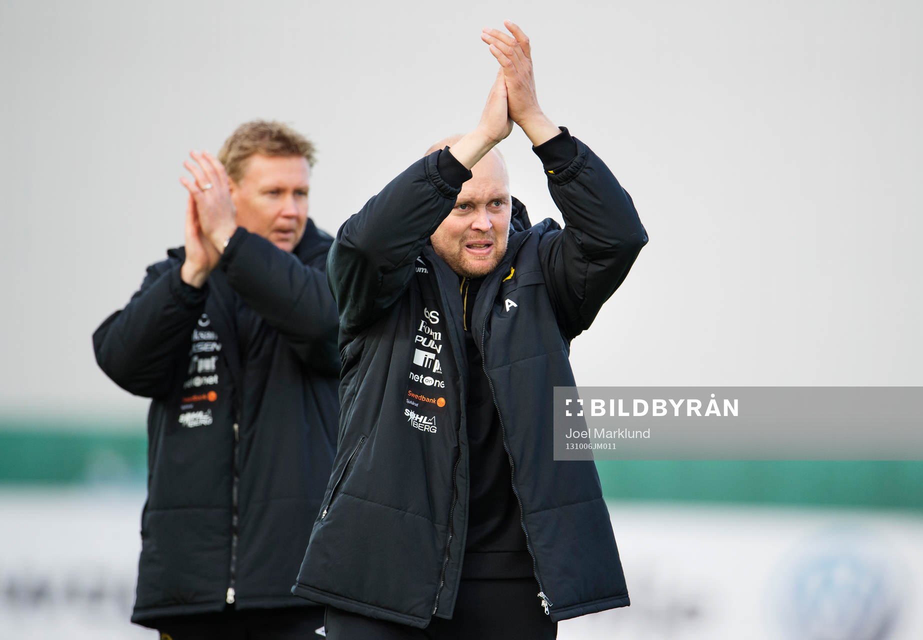 Elfsborgs tränare Klas Ingesson tackar de tillresta fansen