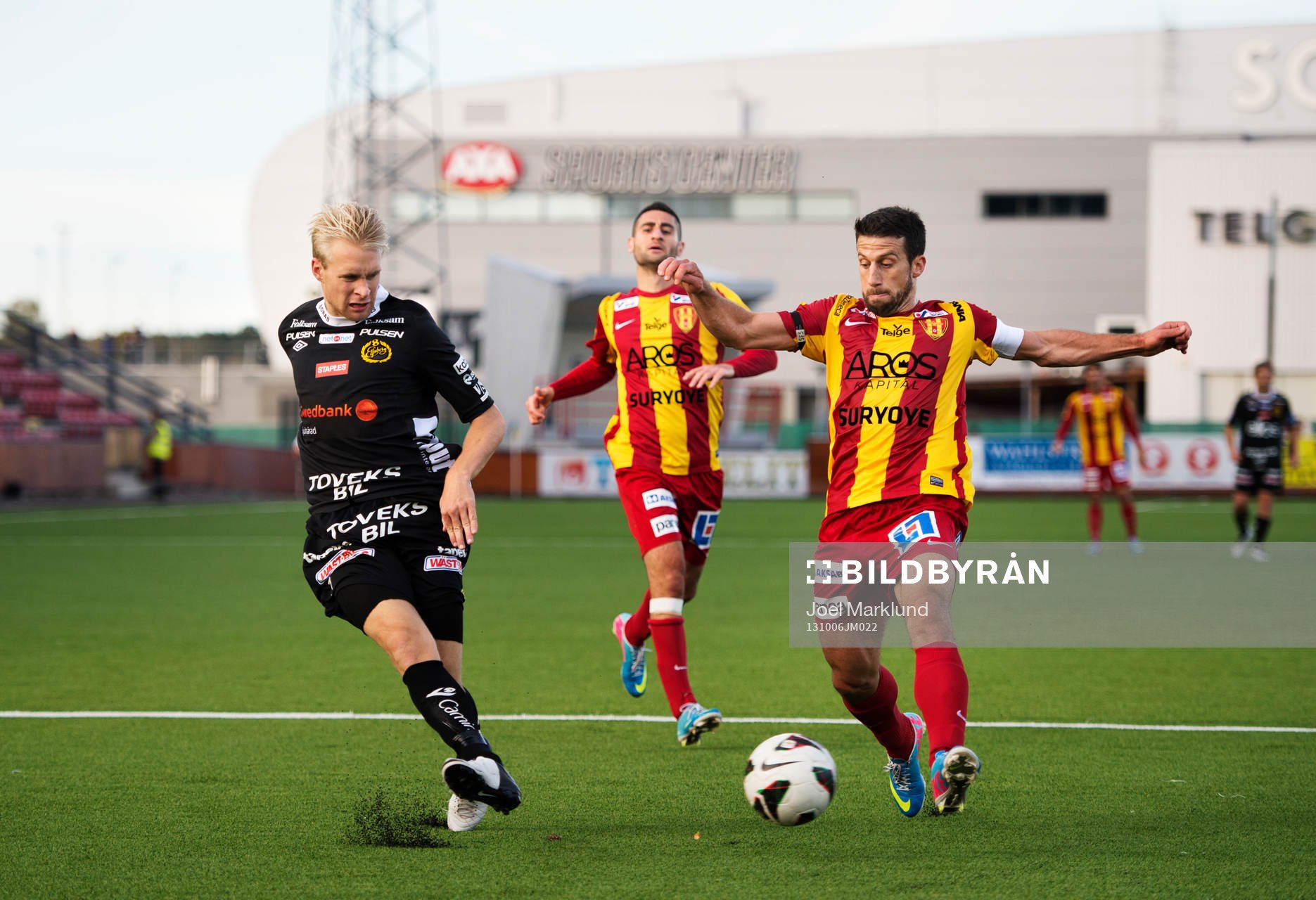 Elfsborgs Johan Larsson passar bollen förbi Syrianskas