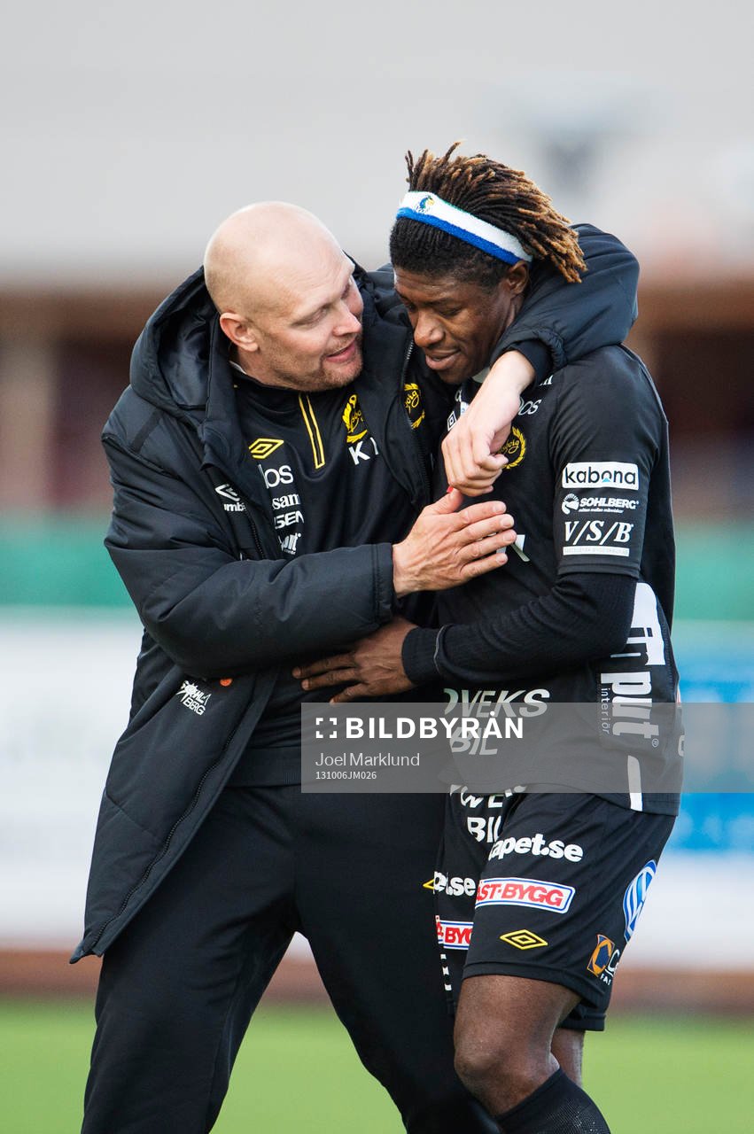 Elfsborgs tränare Klas Ingesson kramar om Mohamed Bangura